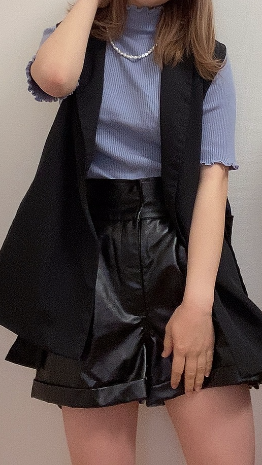 レザーショートパンツ、半袖ニット、ジレ