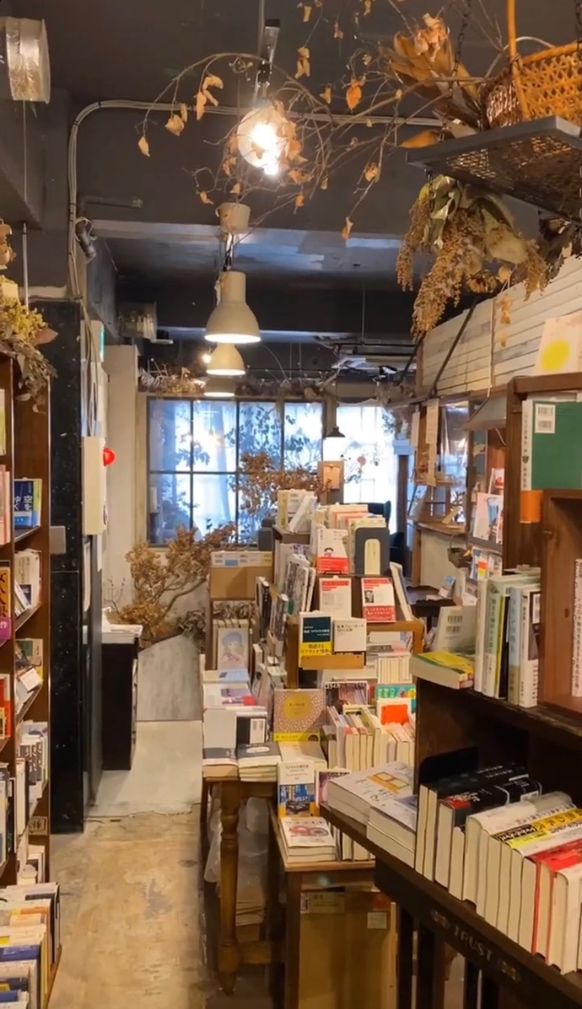 東京・ときわ台にある本屋「本屋イトマイ」の店内の様子。小さなスペースには木の本棚があり、こだわりの本が置かれています。ドライフラワーなどが飾られているおしゃれな空間です。