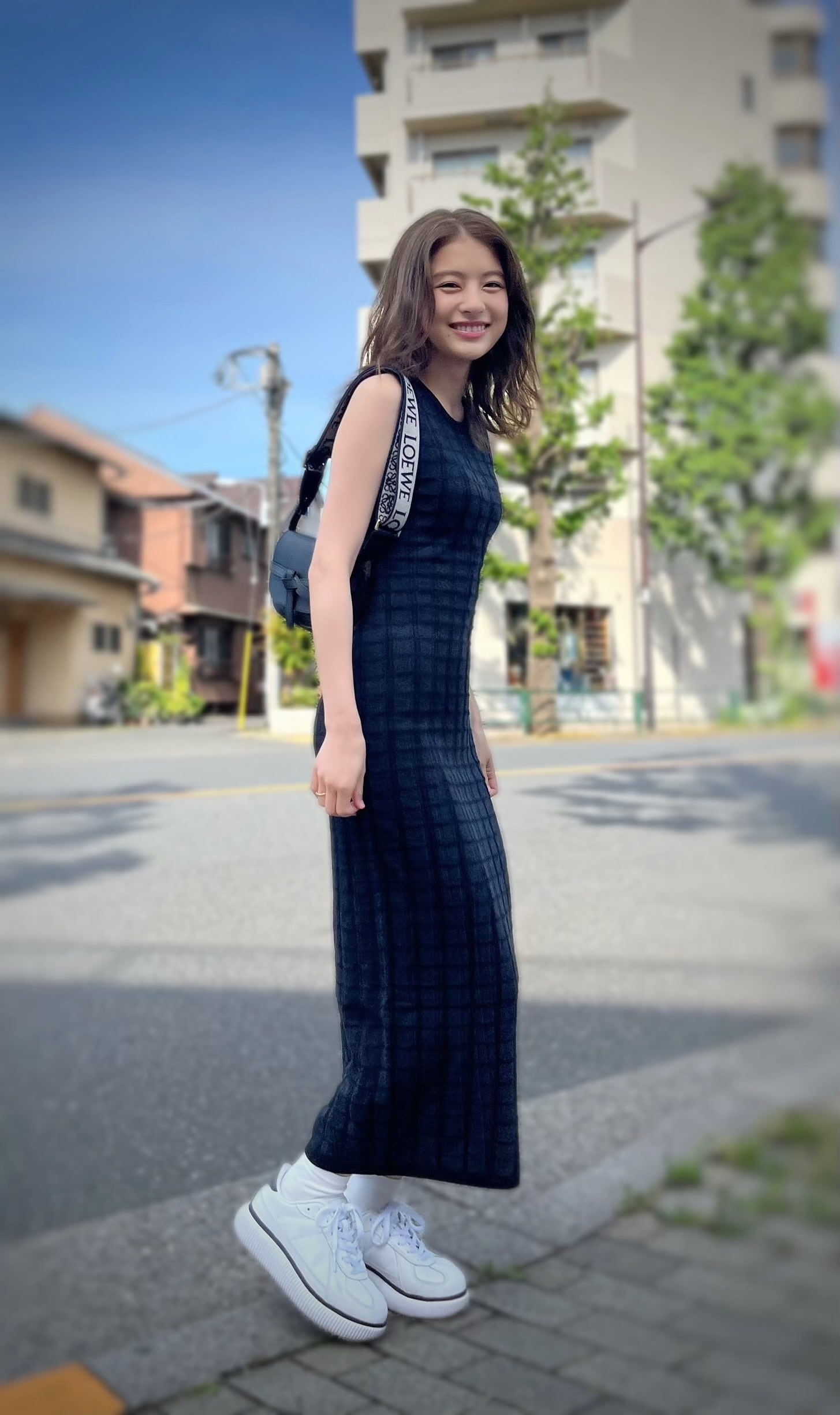 出口夏希の私服、黒いワンピース着用