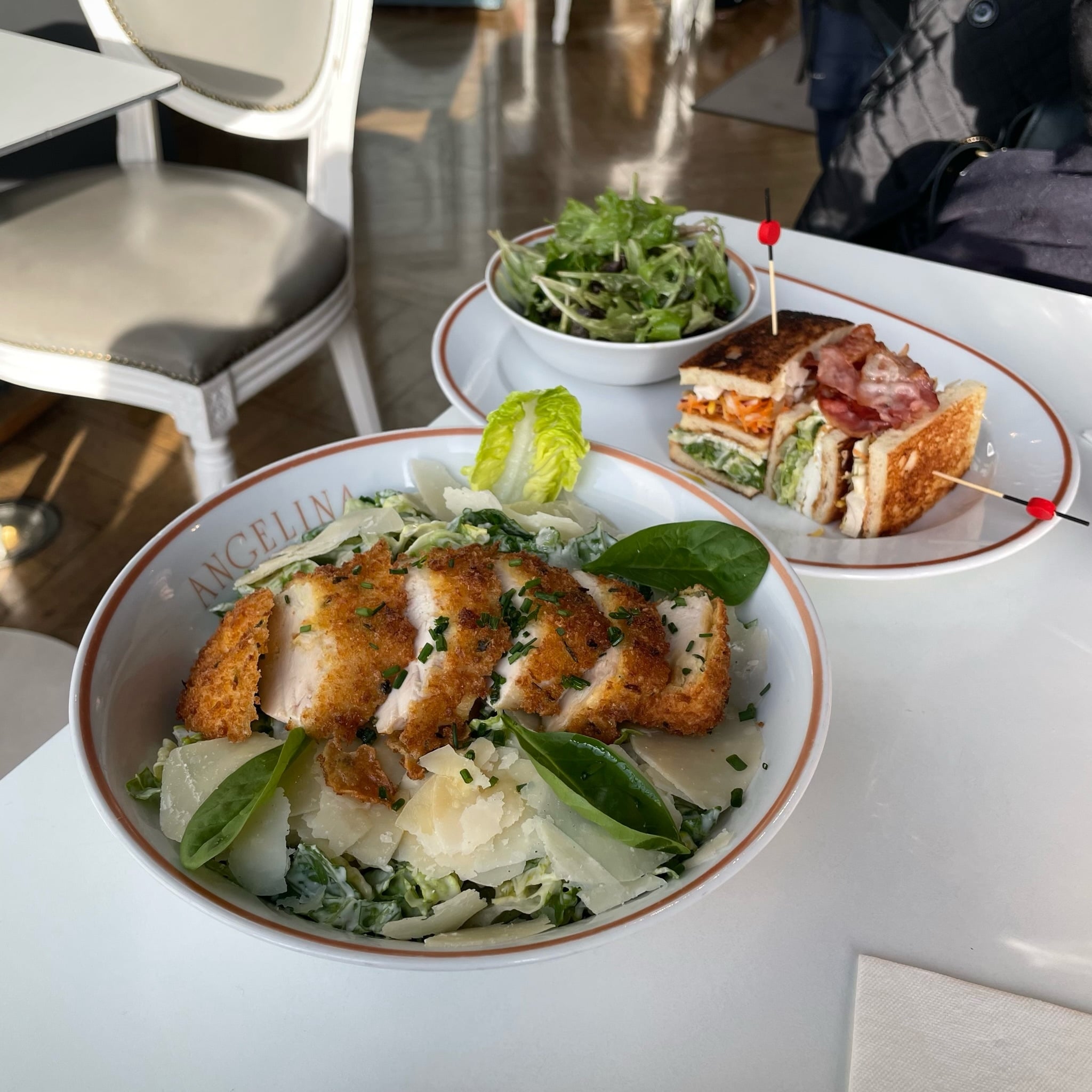 フランス　パリ　アンジェリーナ　サラダ　クラブハウスサンド