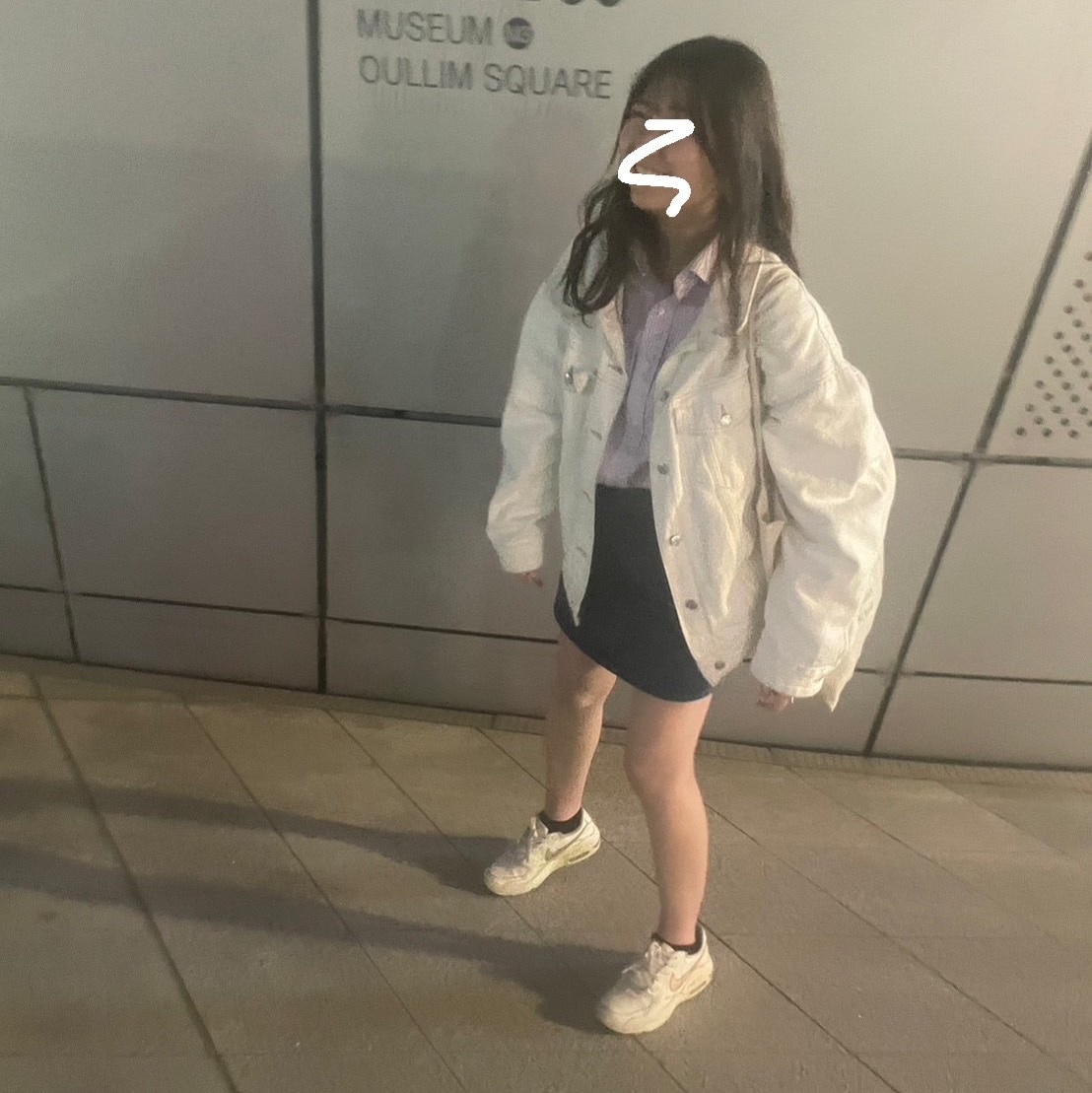 シャツにミニスカ、白のジージャンを着た写真。