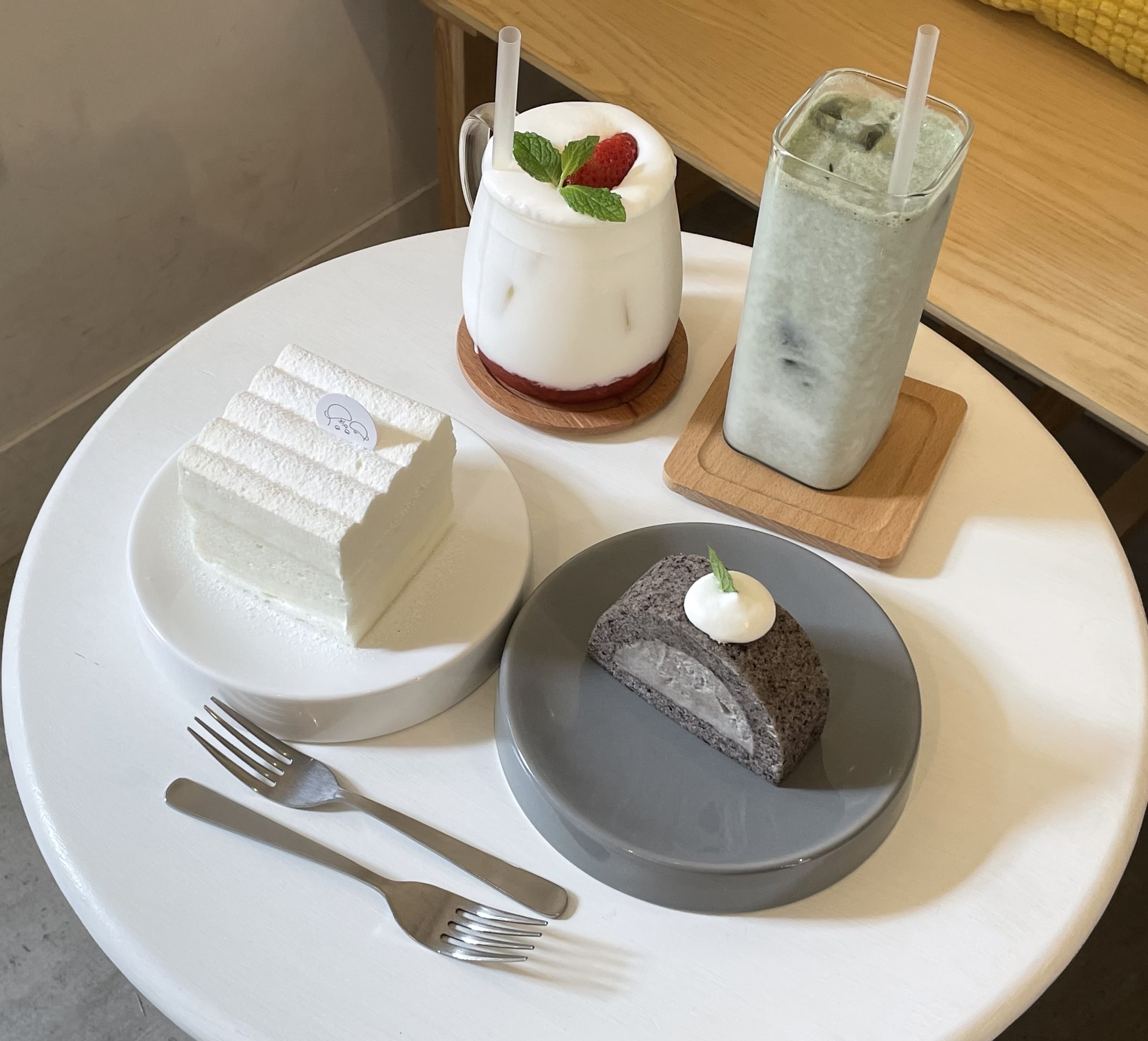 ドゥドジカフェ 真っ白な米粉ケーキ、黒ゴマロールソルギ、旬のいちごを使った手作りシロップのタルギラテ、ヨモギミスカルラテ