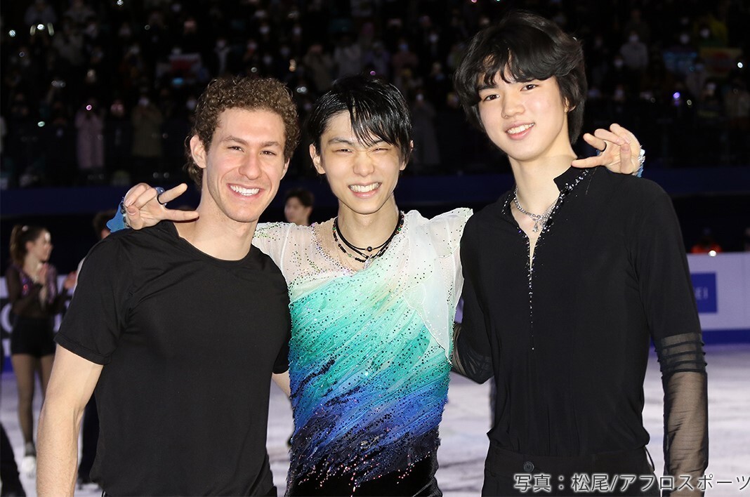 2020年四大陸選手権で、同門の羽生結弦選手、チャ・ジュンファン選手と写真撮影するジェイソン・ブラウン選手