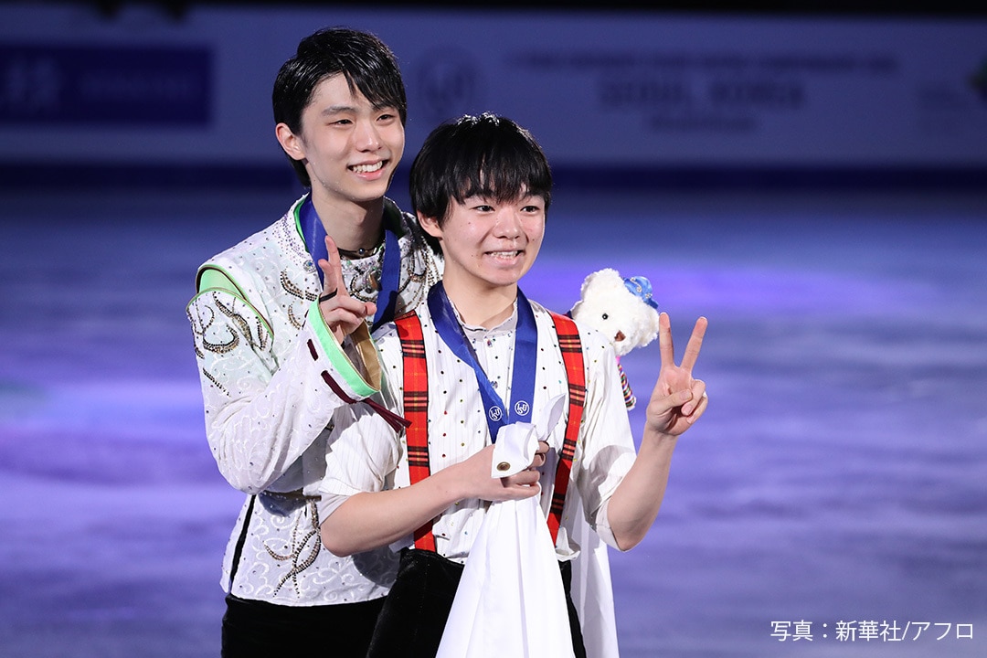 2020年四大陸選手権の表彰式で写真撮影に臨む、羽生結弦選手鍵山優真選手。