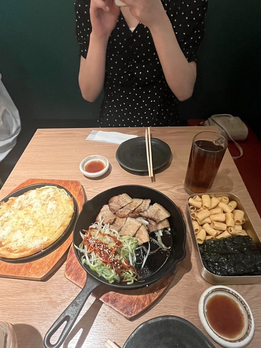 左からチーズじゃがいもチヂミ、サムギョプサル、お通しのスナック菓子と韓国のりを写した写真