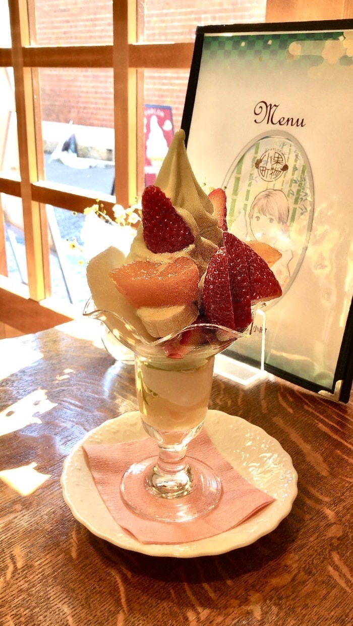 岡山県　フルーツパフェ　果物　