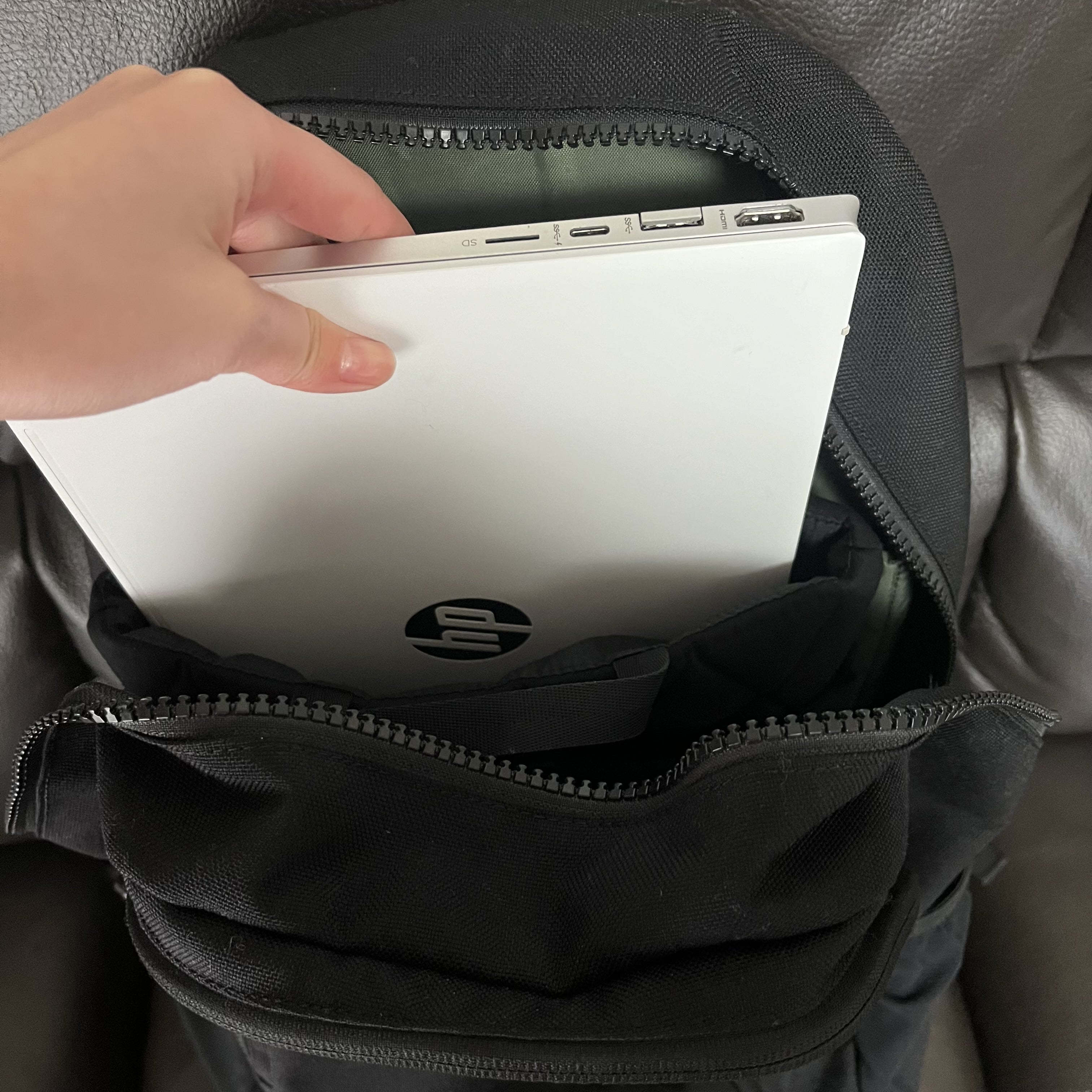 PCケースをバックインバックしているところ