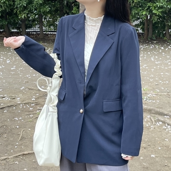 袖スリーブ入りのネイビージャケット