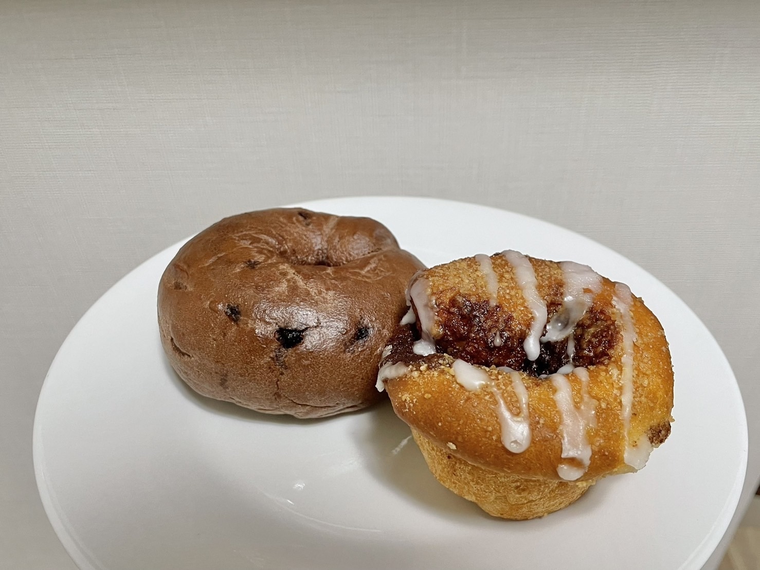 シナモンロール　チョコレートベーグル