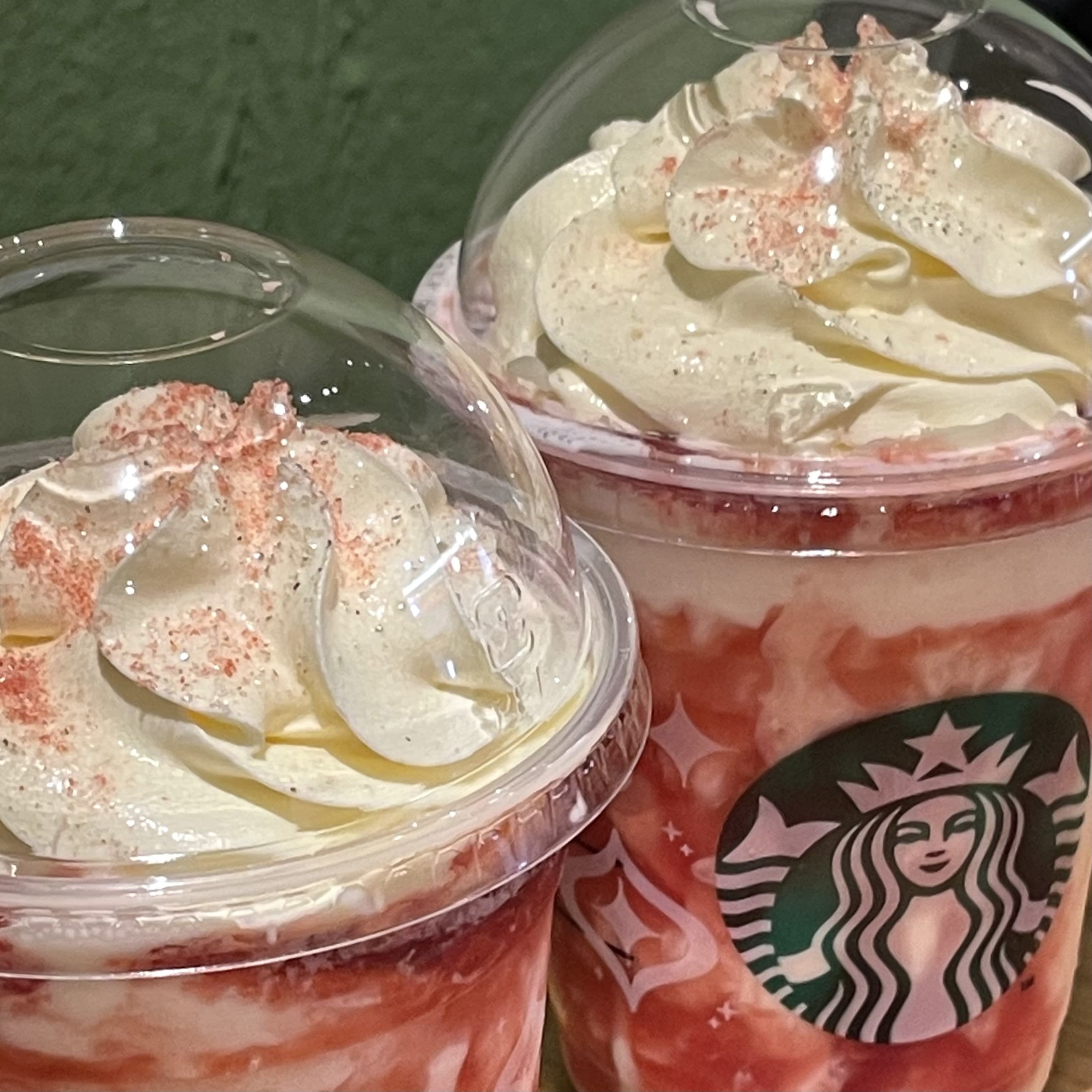 ストロベリーメリークリームフラペチーノ キラキラ