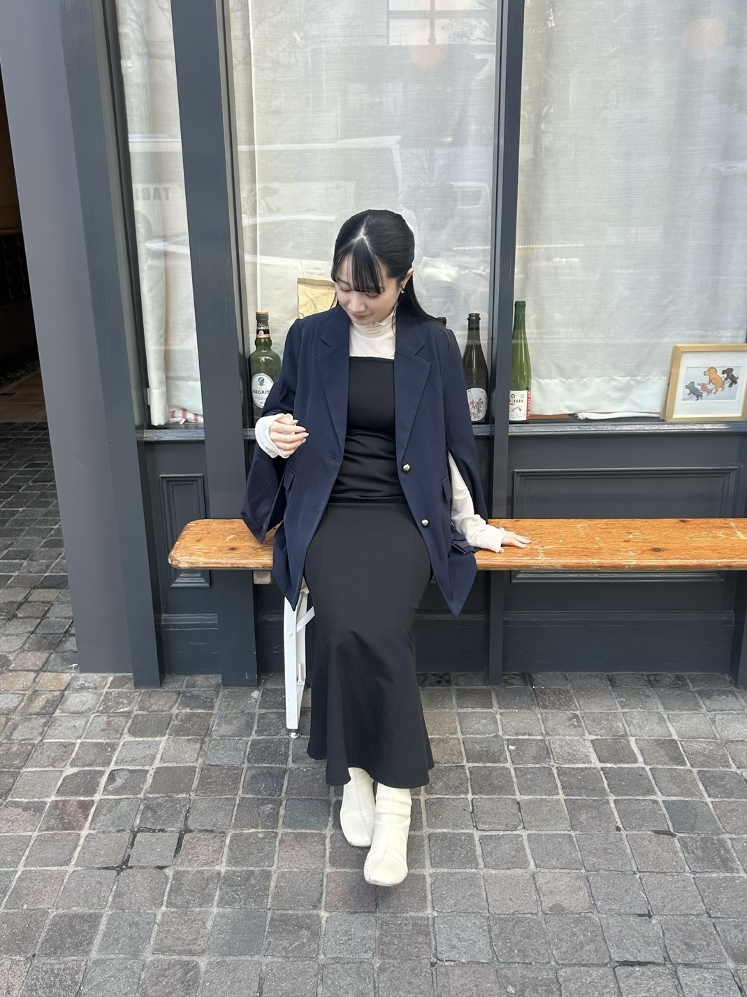 ネイビージャケット×シアーブラウス×キャミワンピースのコーデ