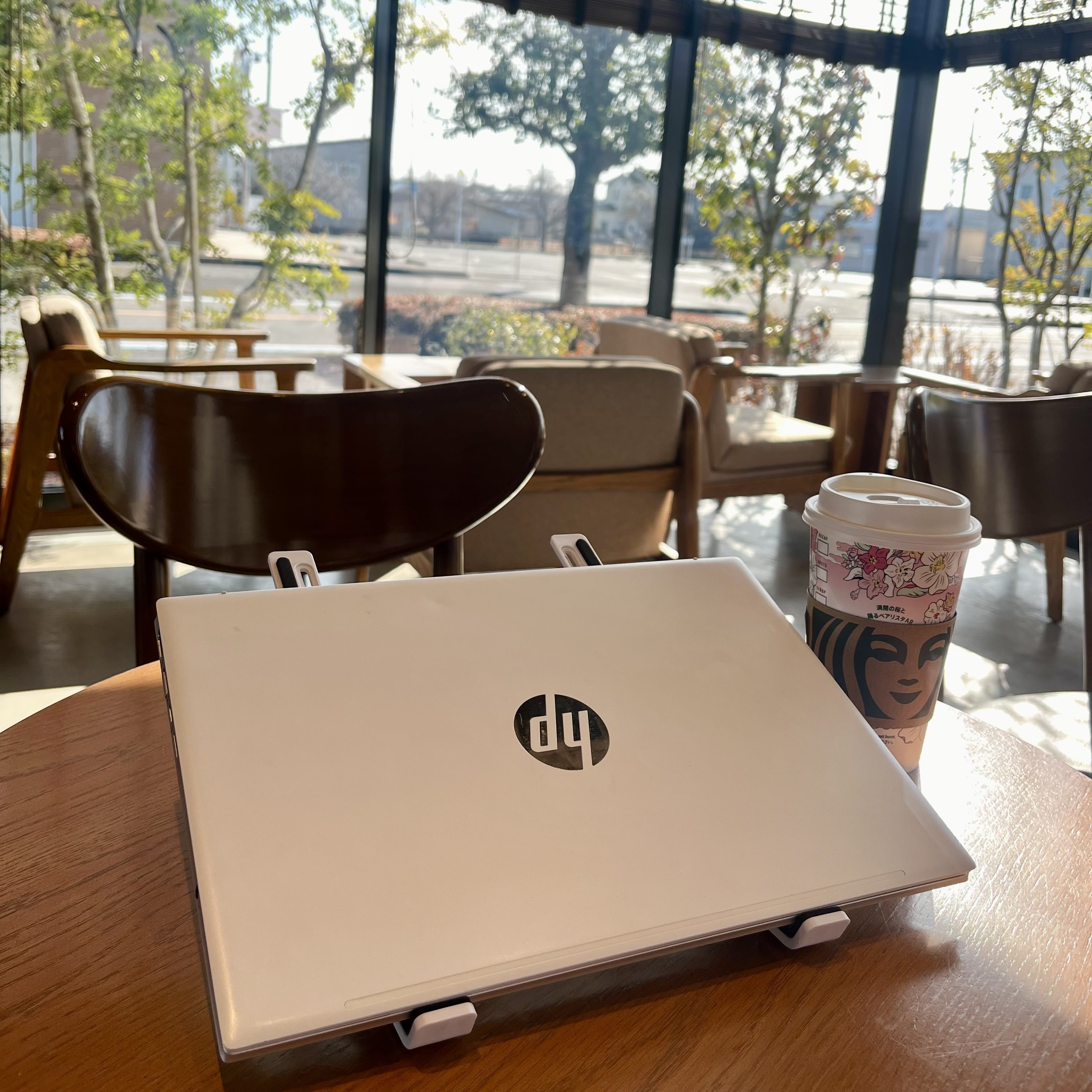 スリーコインズのPCスタンド（白）正面