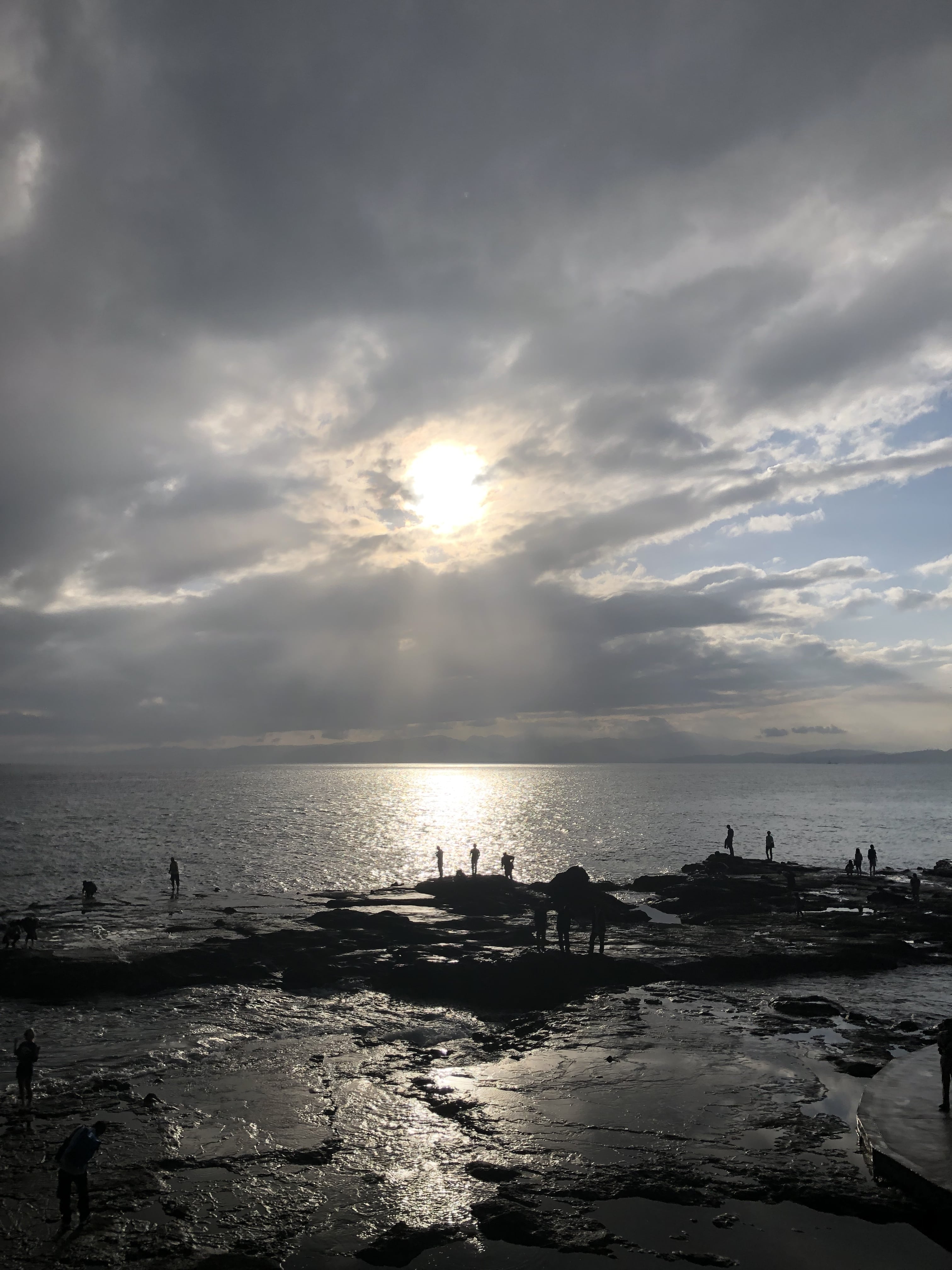 江の島　岩谷　海