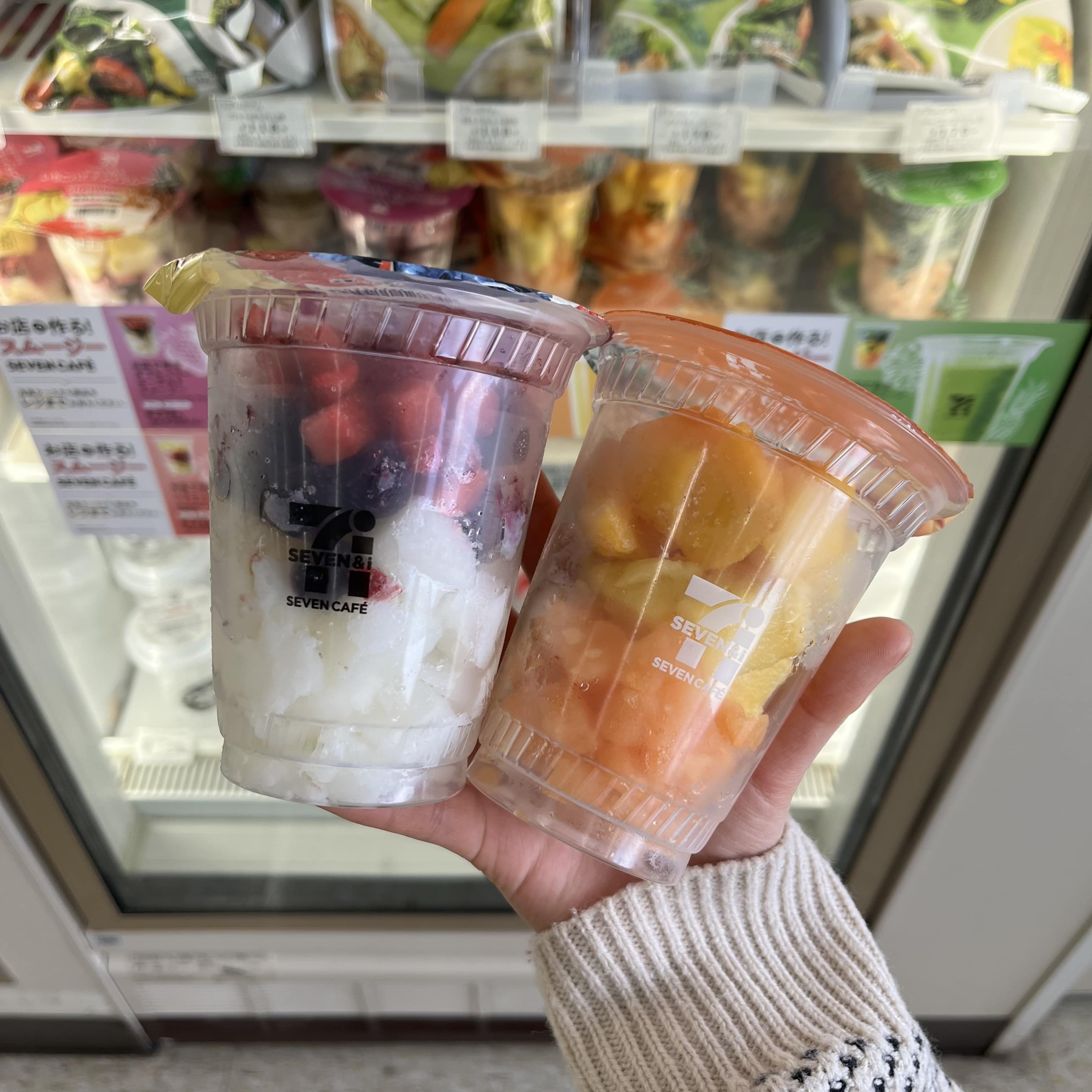  セブンイレブンのスムージー「マンゴー & パイン」と「ストロベリー & ブルーベリー」