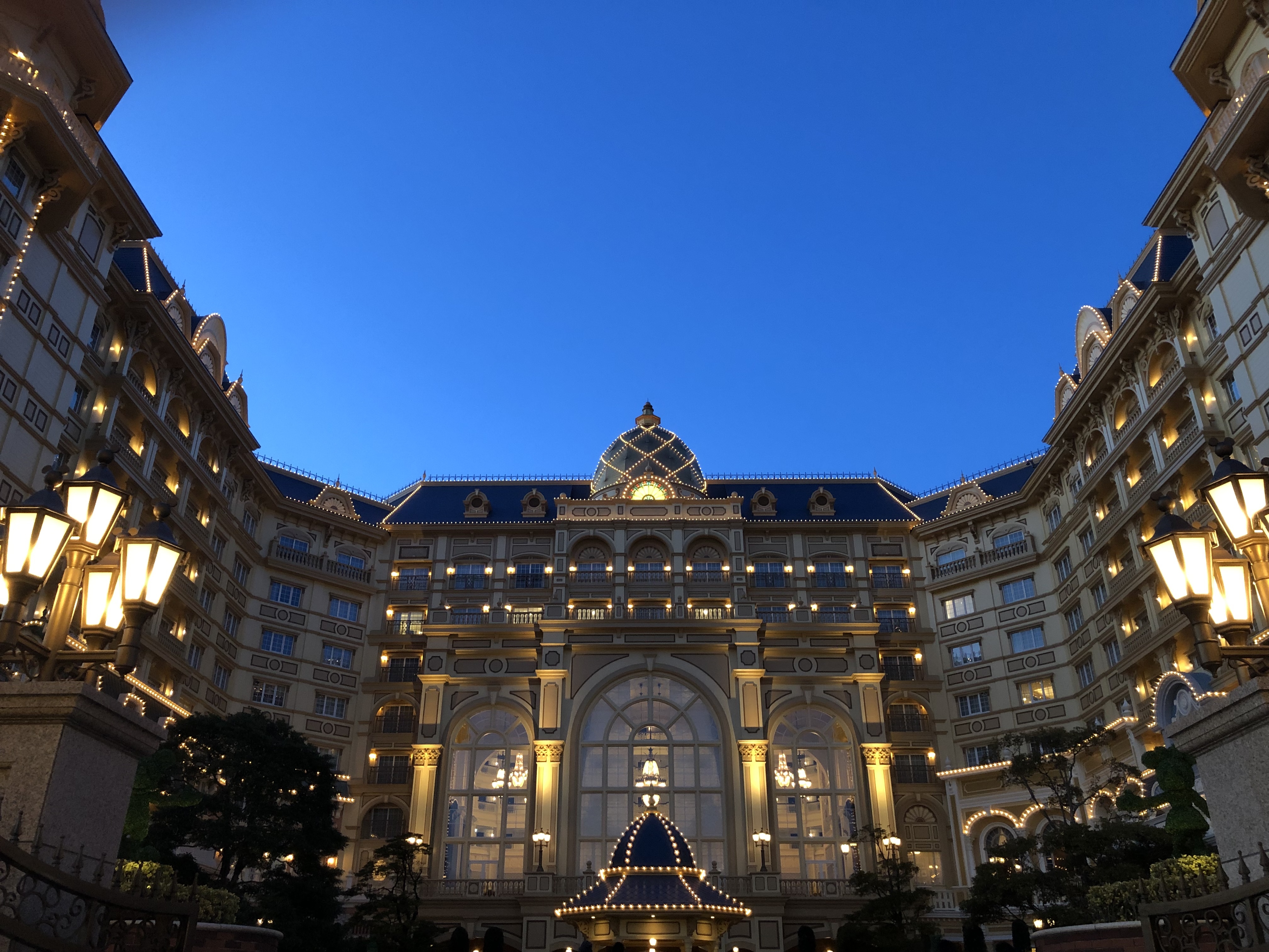 ホテル　外観　夕方