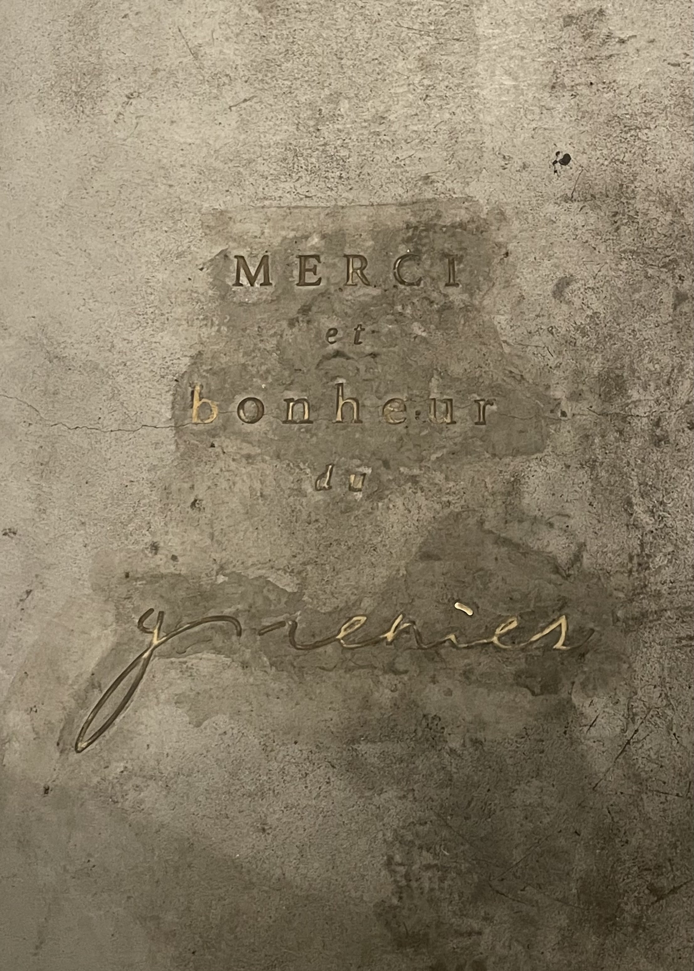 床に書いたロゴ