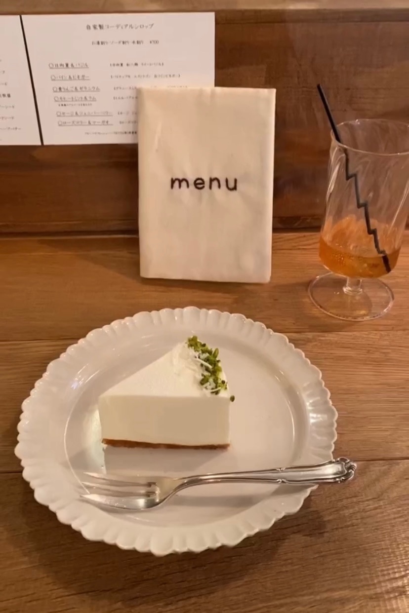 西荻窪にあるカフェ「 yuè」のレアチーズケーキ