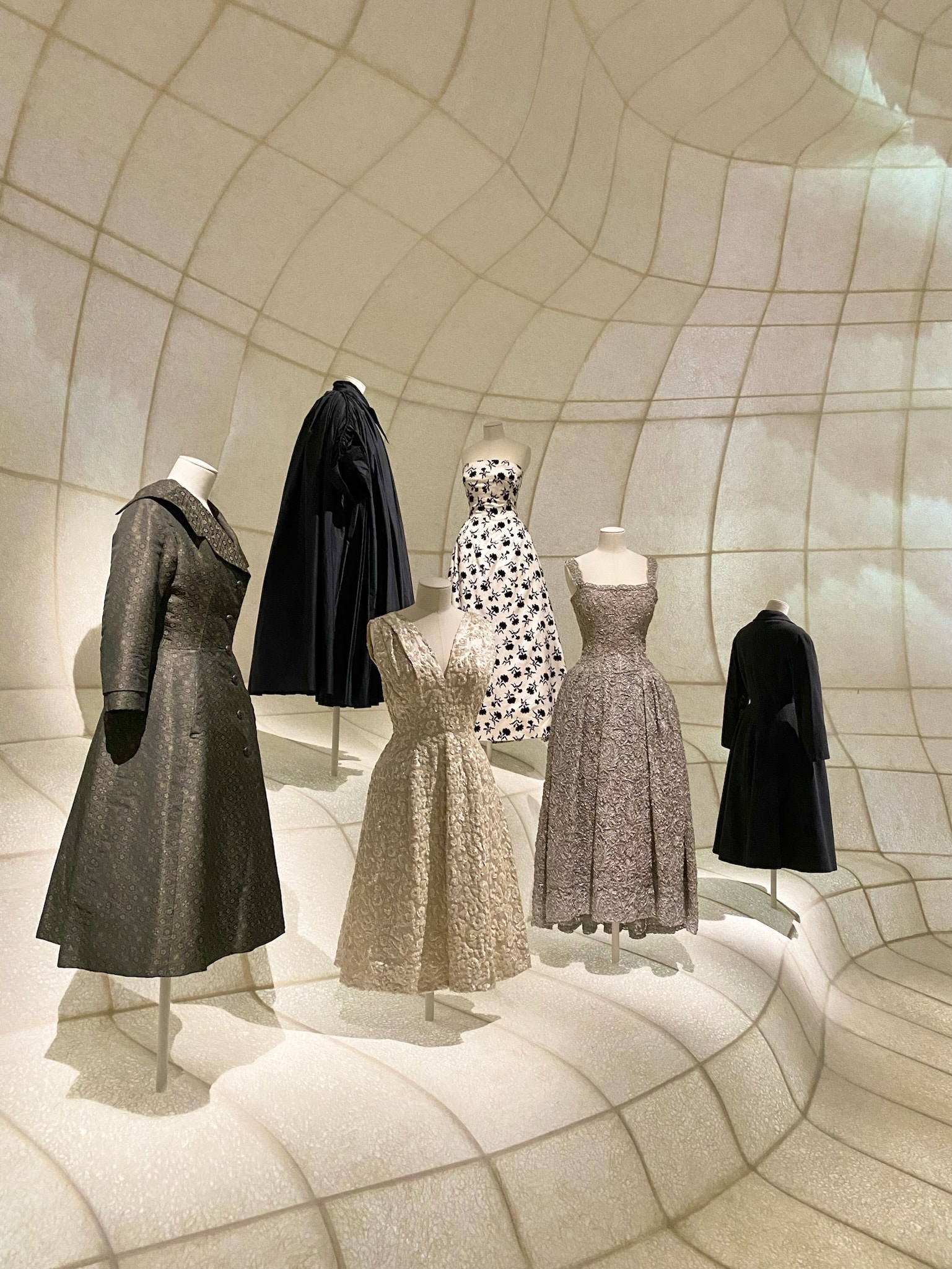 帝国ホテルで行われたショー (1953年)のコレクション。 1番左にあるのは龍村美術織物の生地を用いたコート「羅生門」