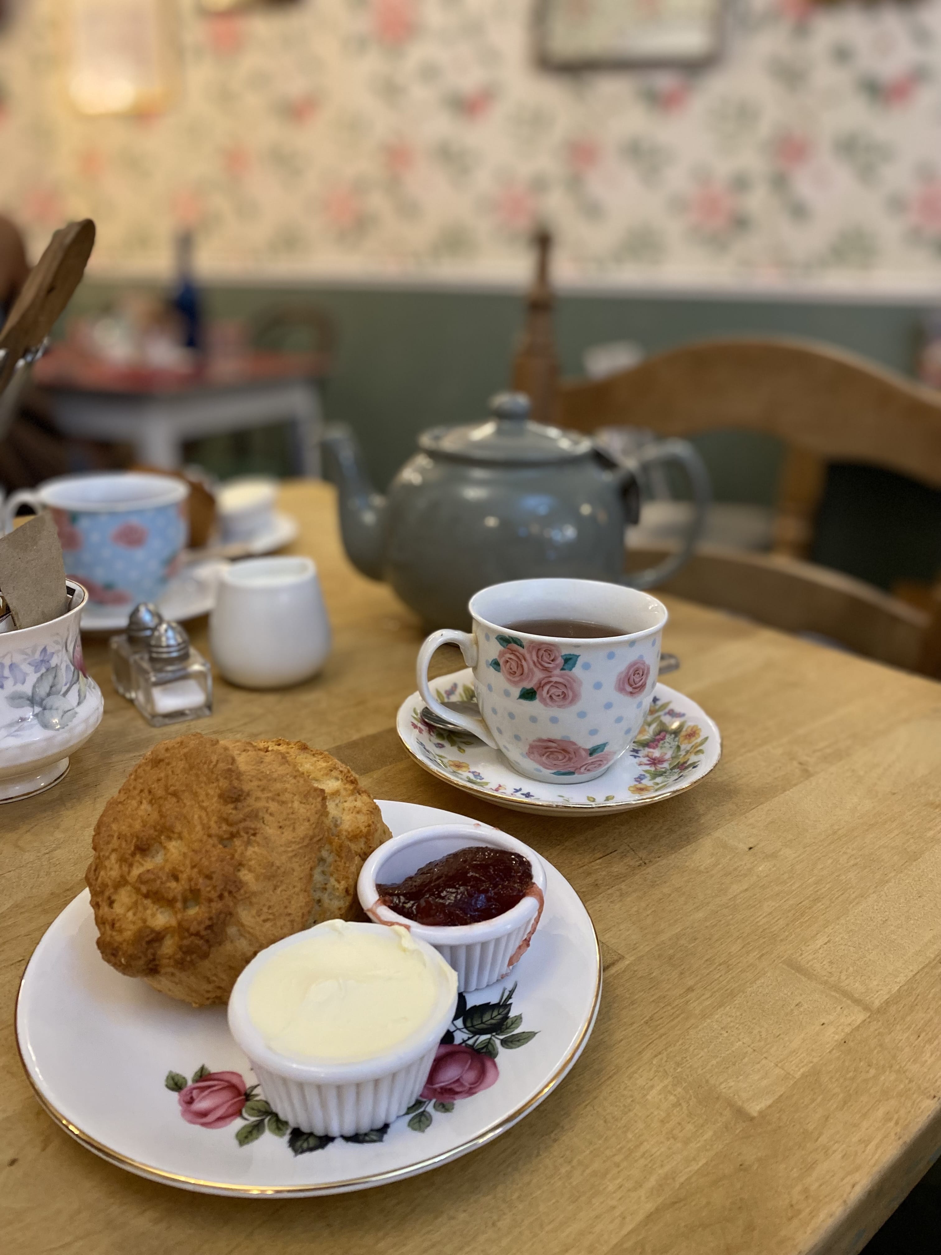 「The ENGLISH ROSE CAFE &TEA SHOP」のスコーンと紅茶
