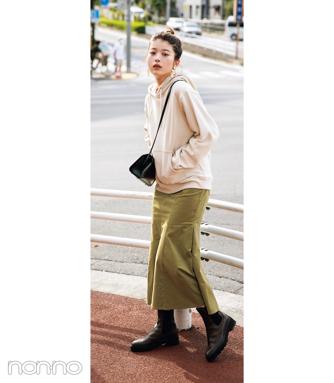 馬場ふみかと冬素材マーメイドスカート-コーデュロイ×フーディ