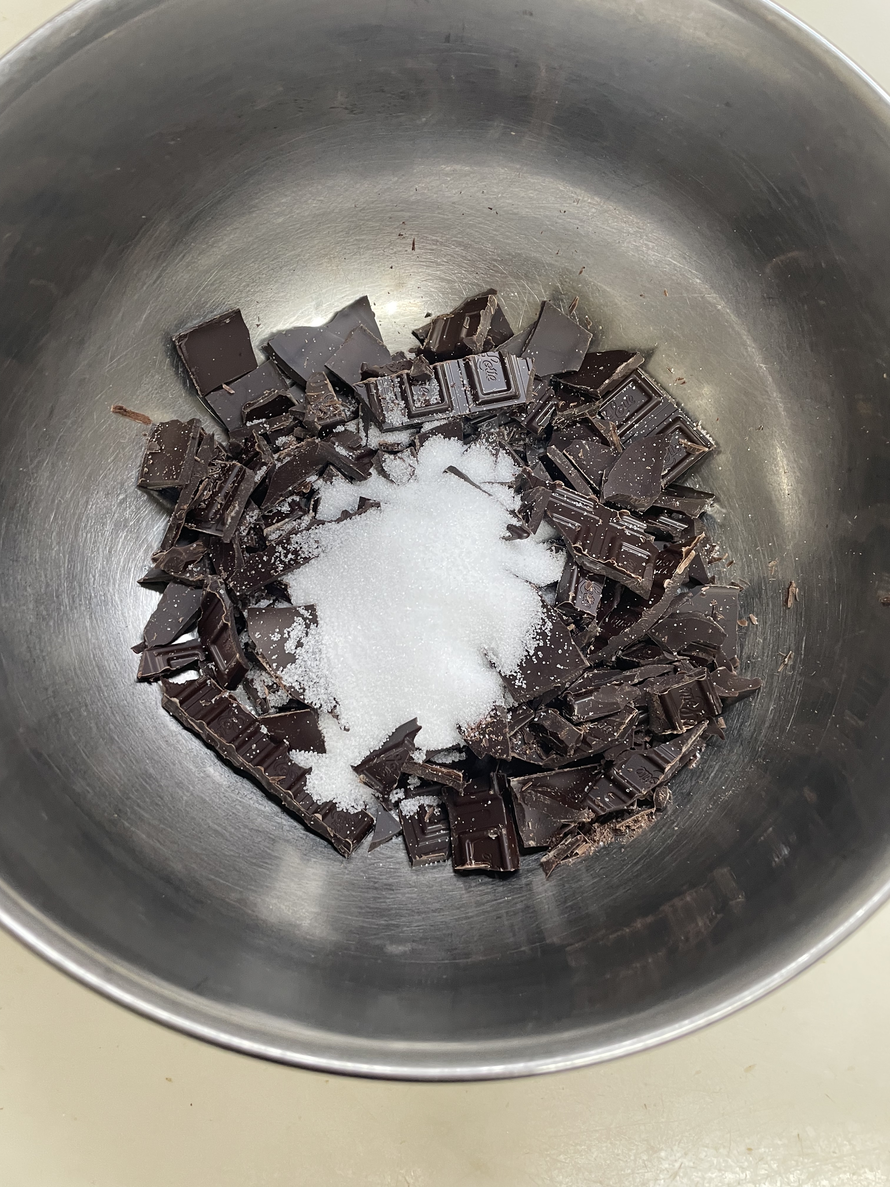 砕いたチョコとグラニュー糖