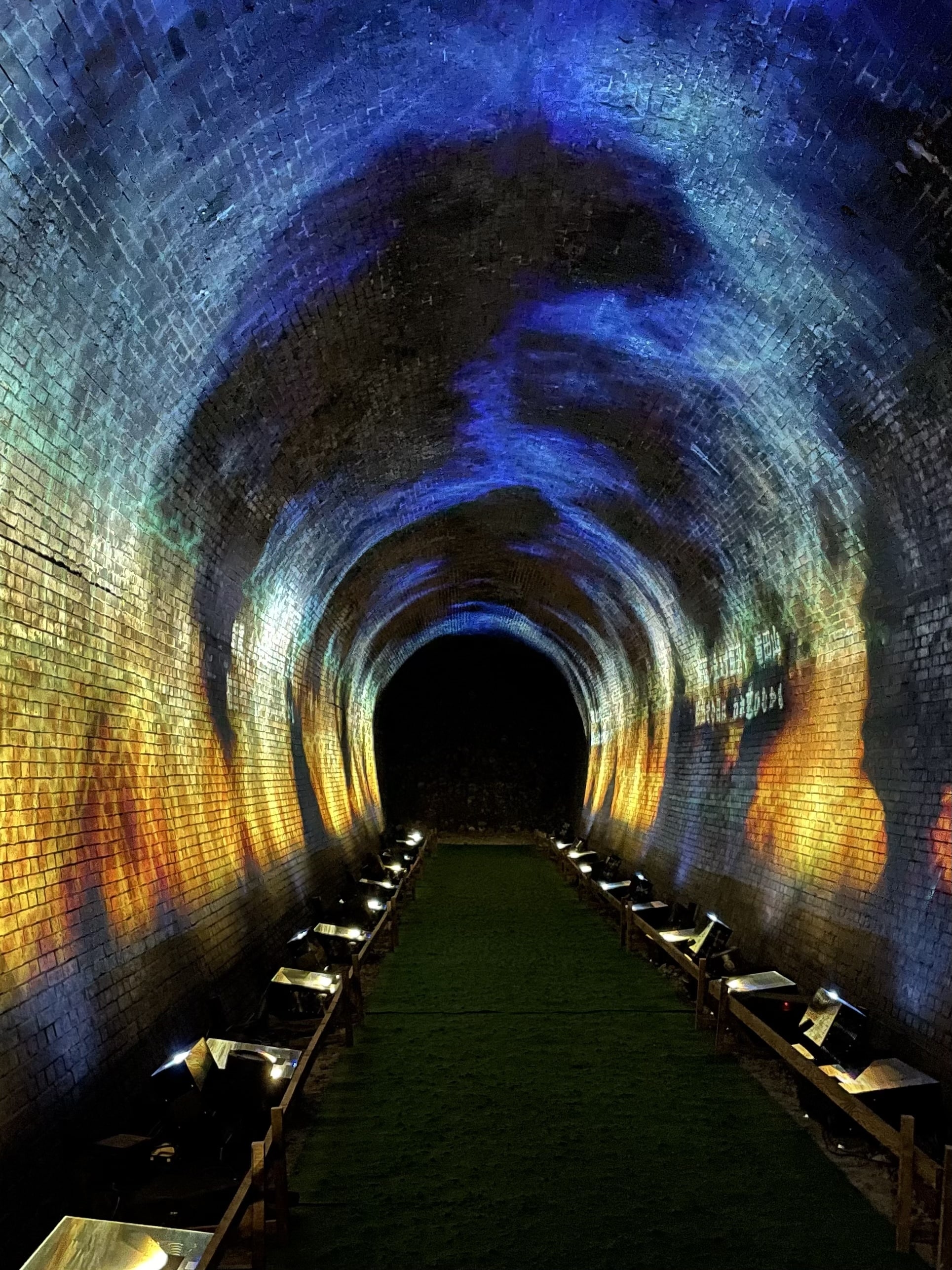 プロジェクションマッピング 青から黄色にかけてグラデーションになっている映像