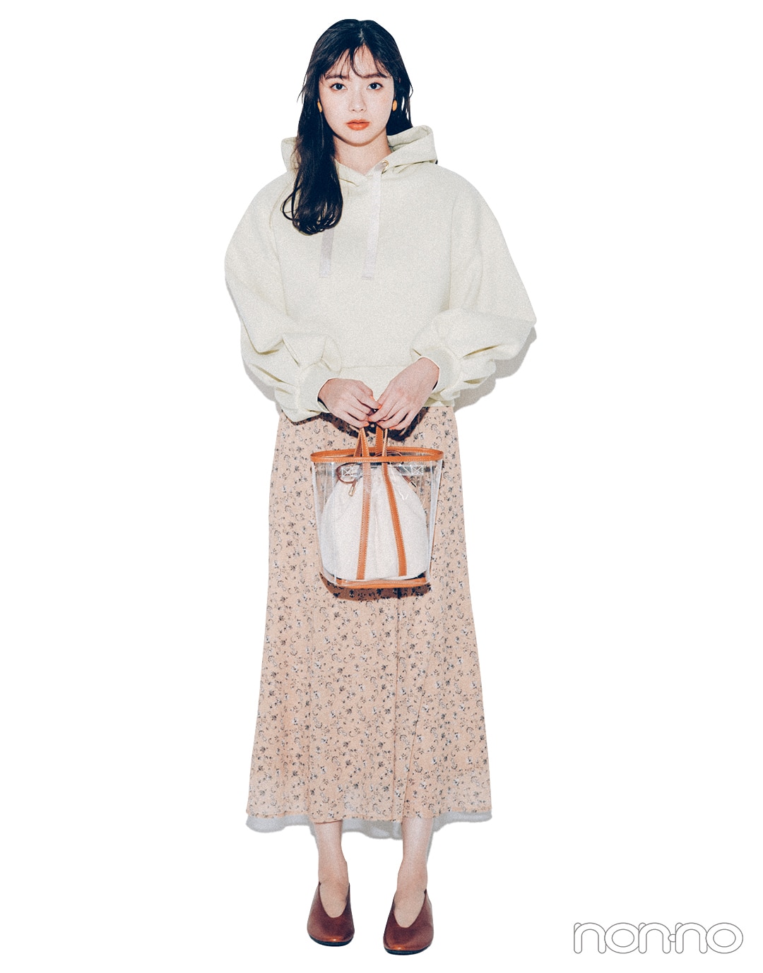 新川優愛が着る2021年春の“着たいものファースト”なコーデレッスンクロップト丈フーディ３