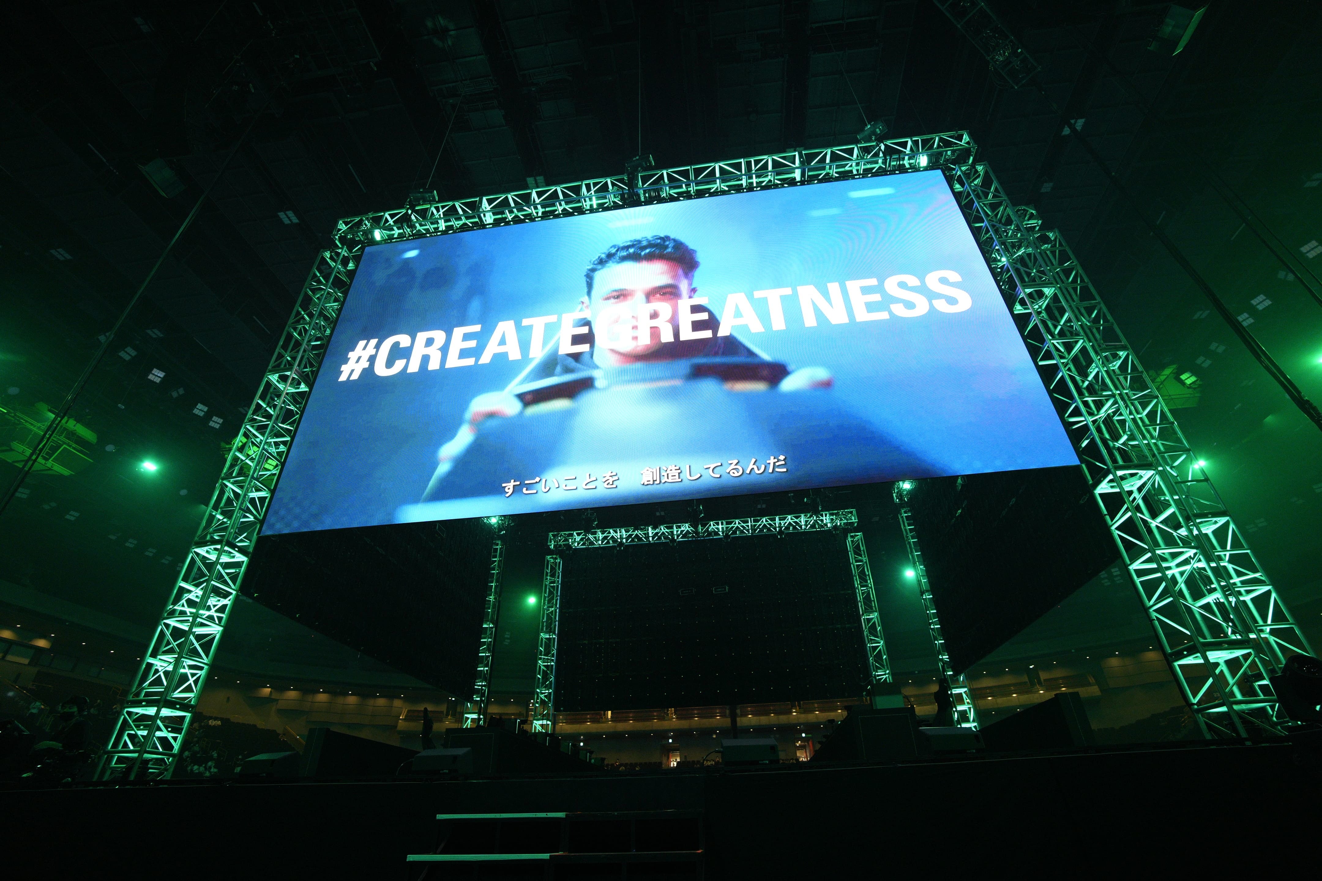 会場に設置された大型スクリーン
