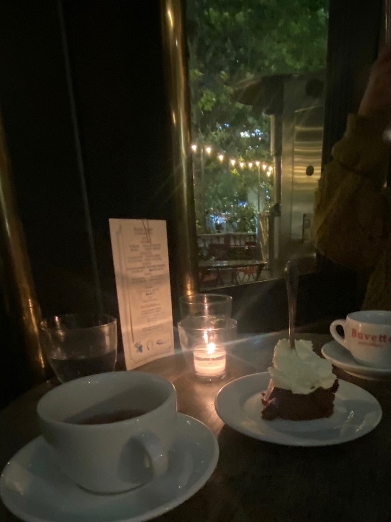 日比谷のレストラン「BUVETTE」のチョコレートムースと店内の様子