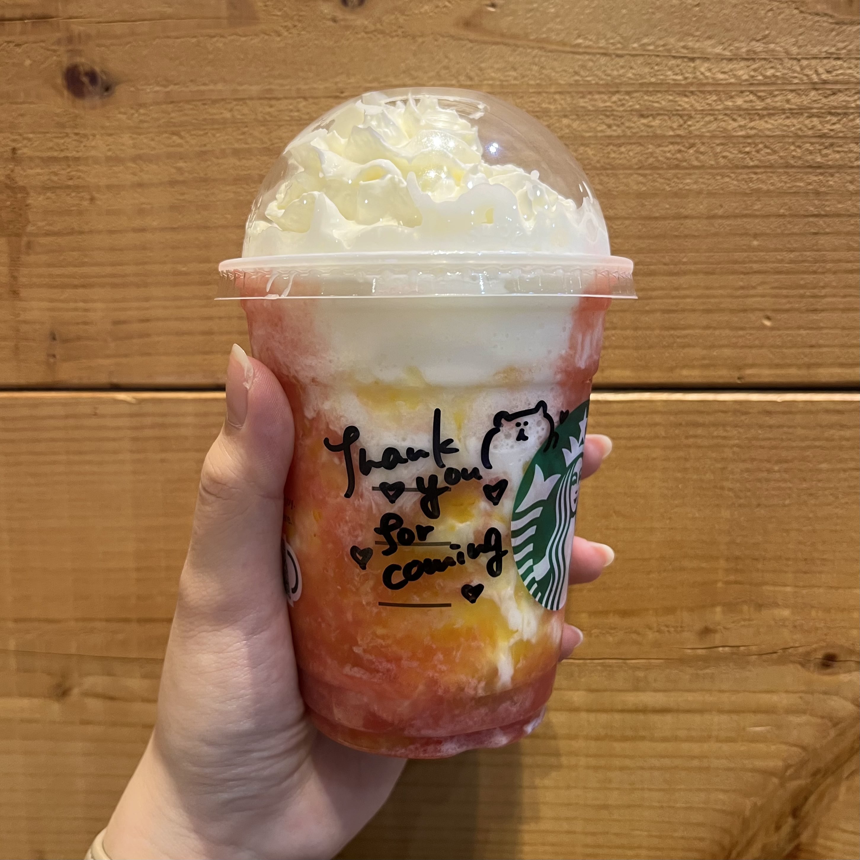 「スターバックス ストロベリー フラペチーノ」パートナーさんがカップに描いてくださったイラスト