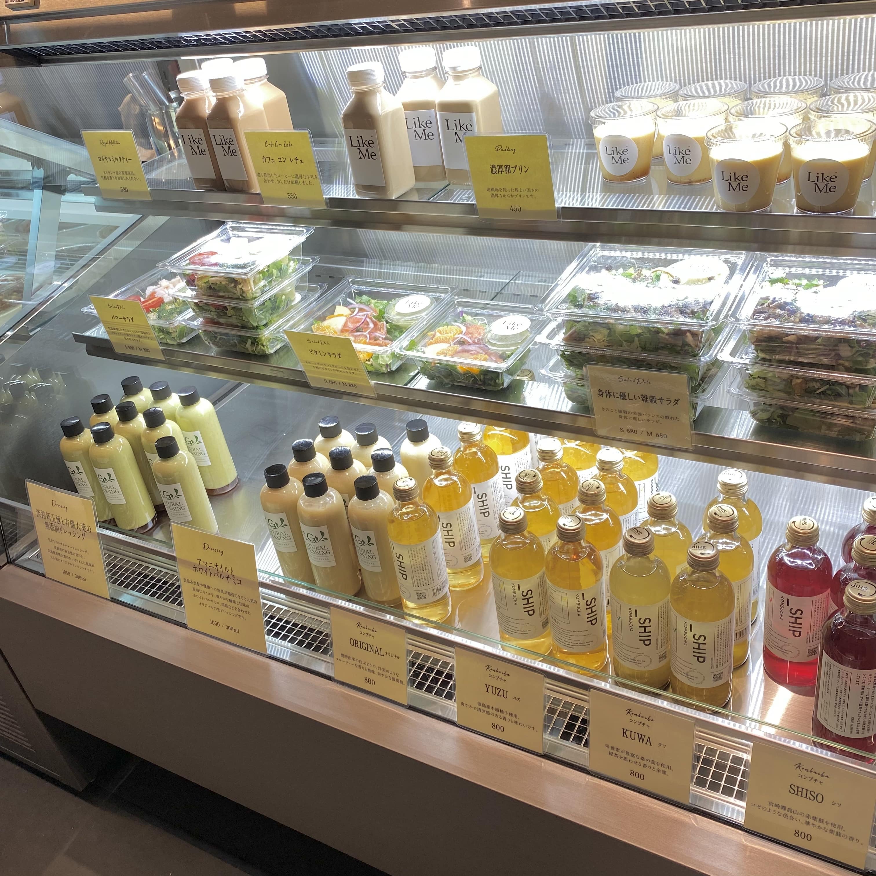 サラダ、オリジナルドレッシング、オリジナルドリンク