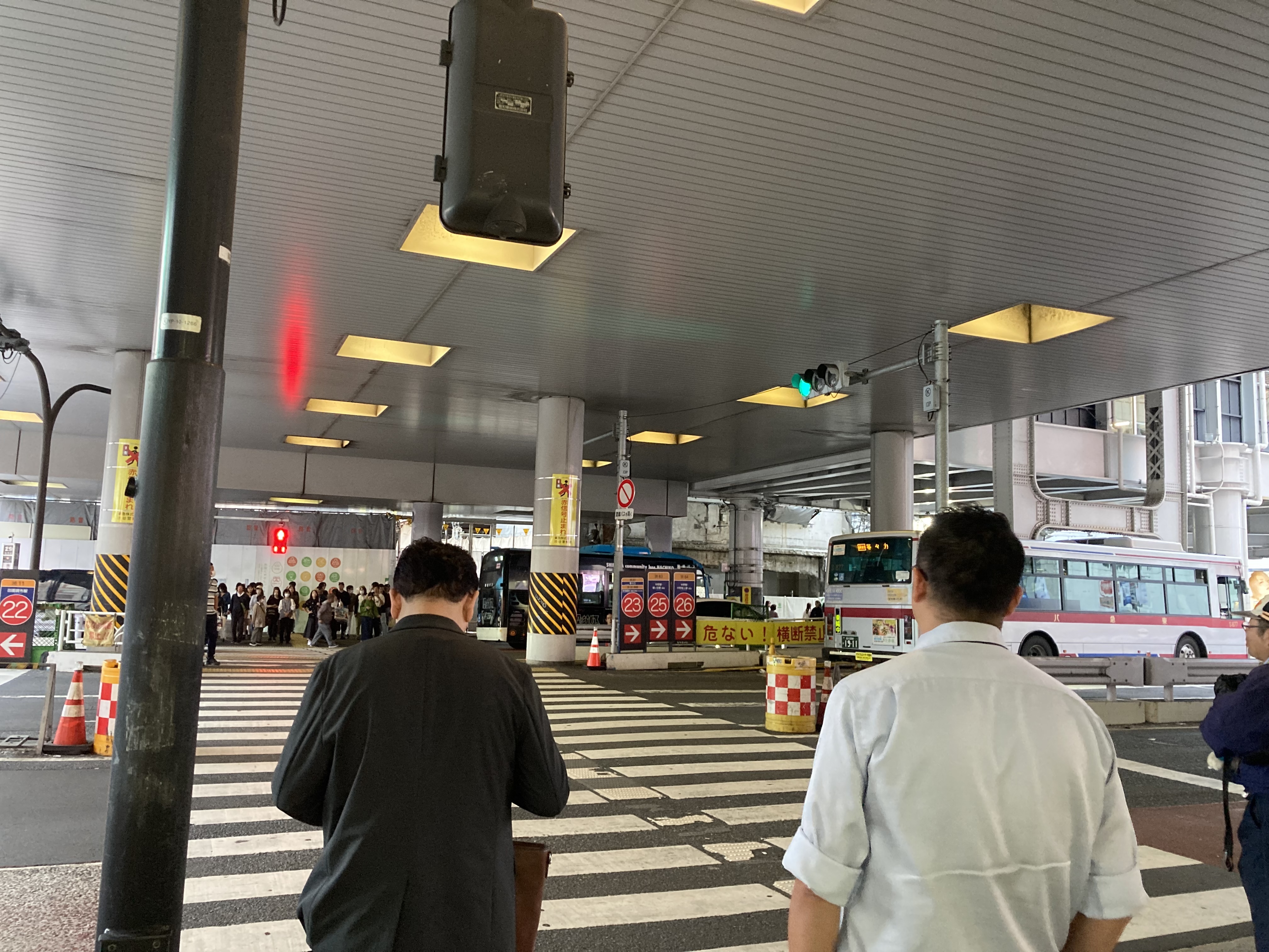 マークシティ連絡通路下　横断歩道