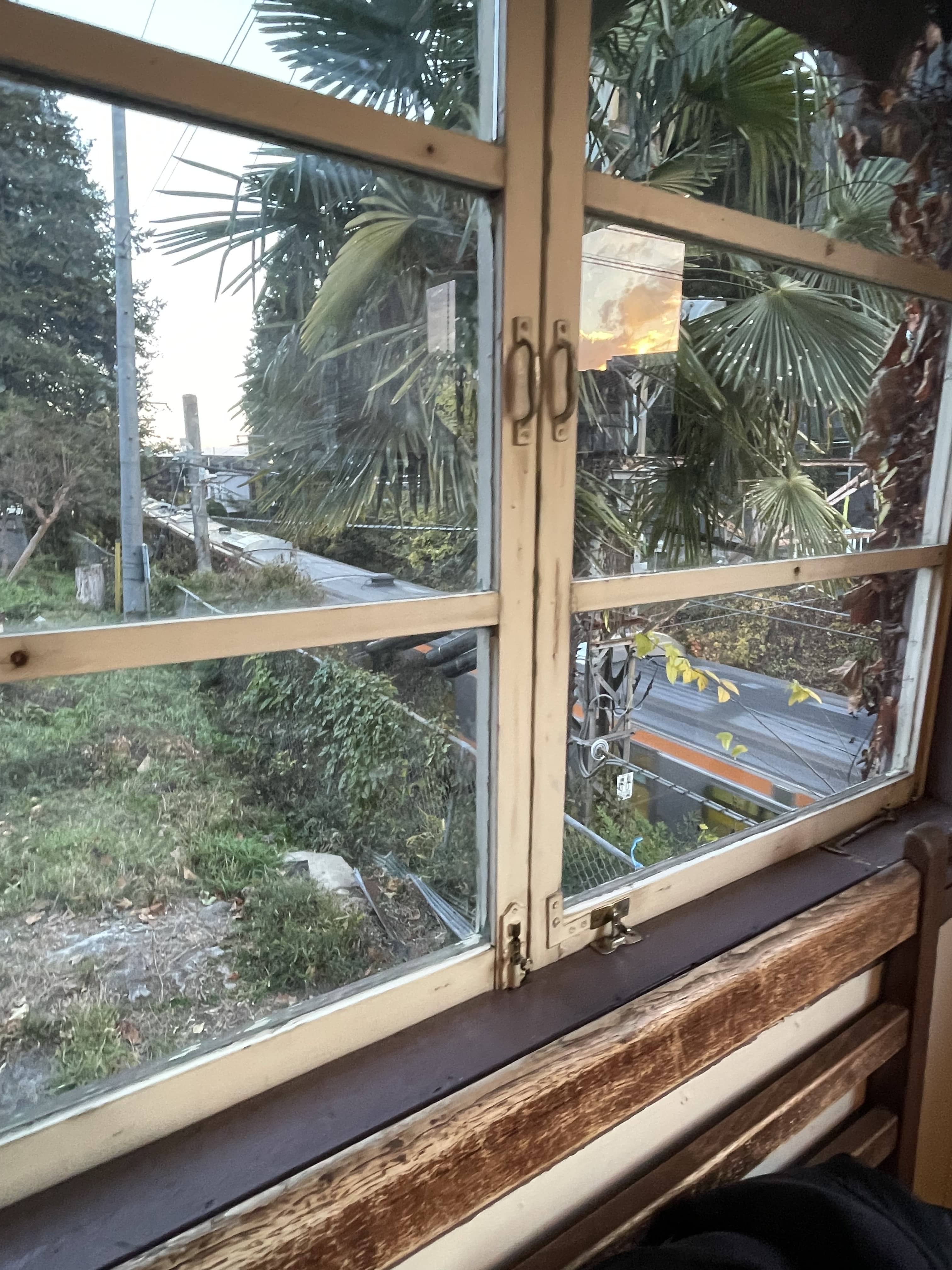 窓から見える電車