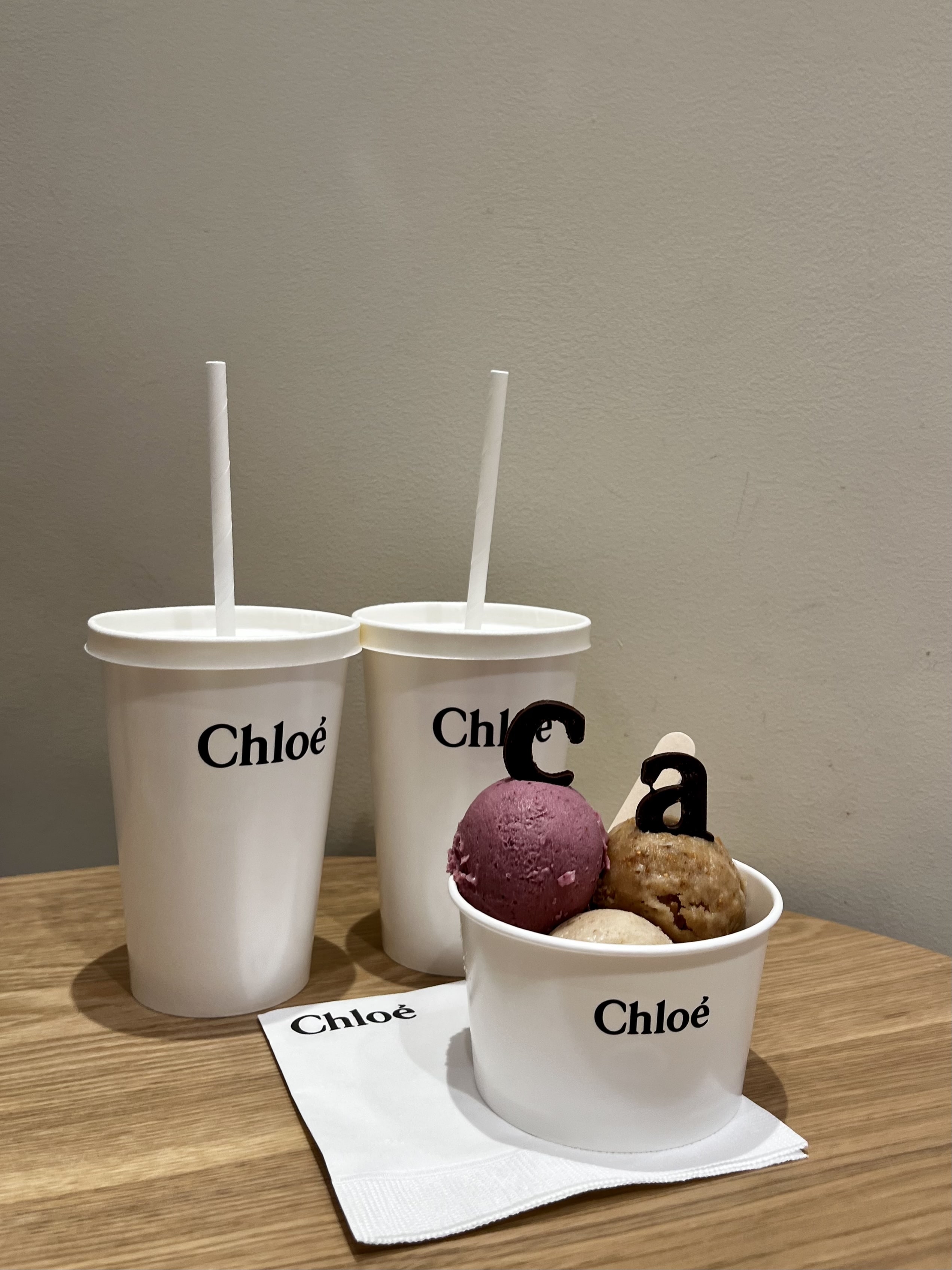クロエアイスクリームショップ　ブランドロゴ入りドリンクカップ