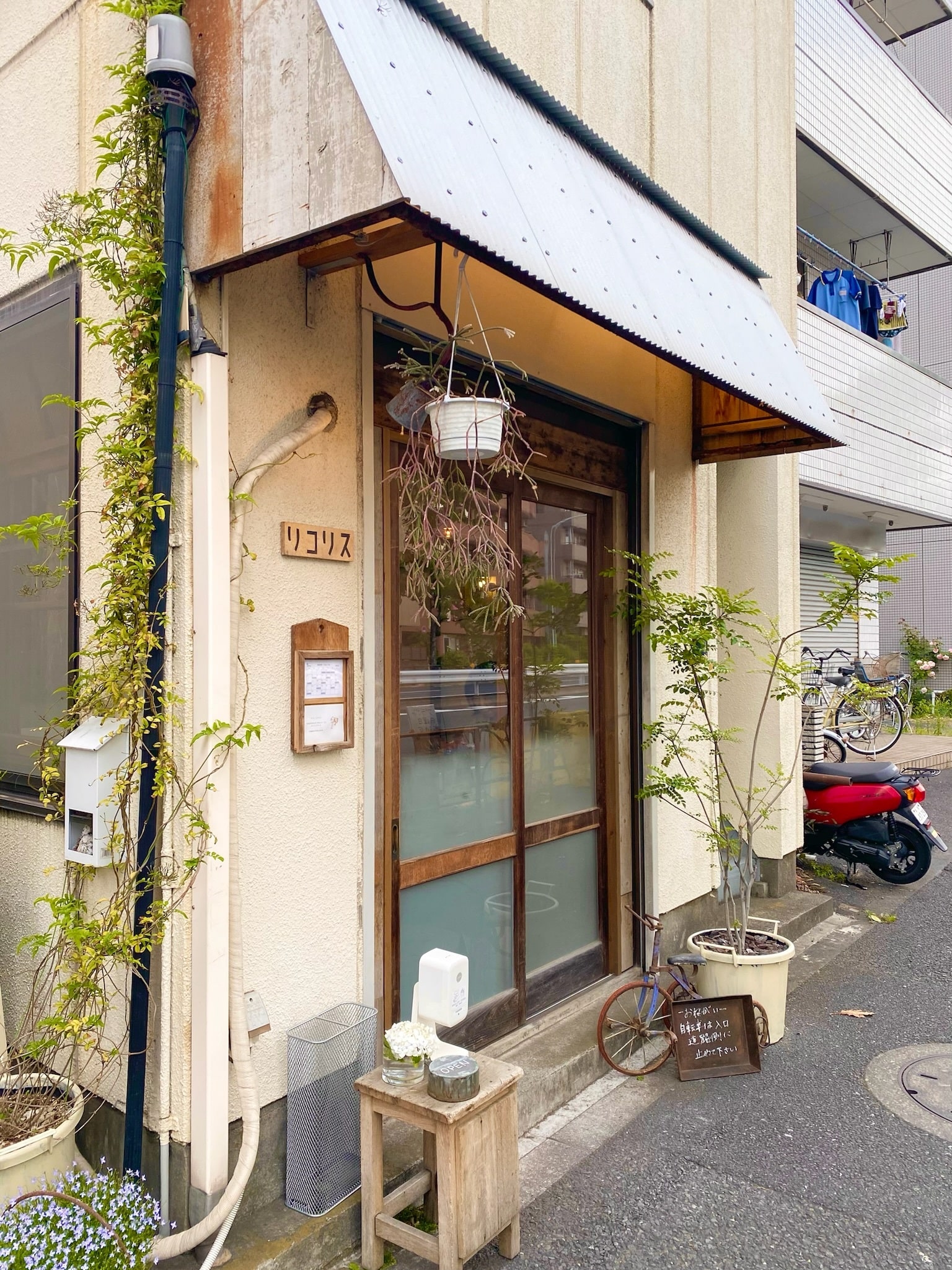 赤羽にあるカフェ「リコリス」の店構え