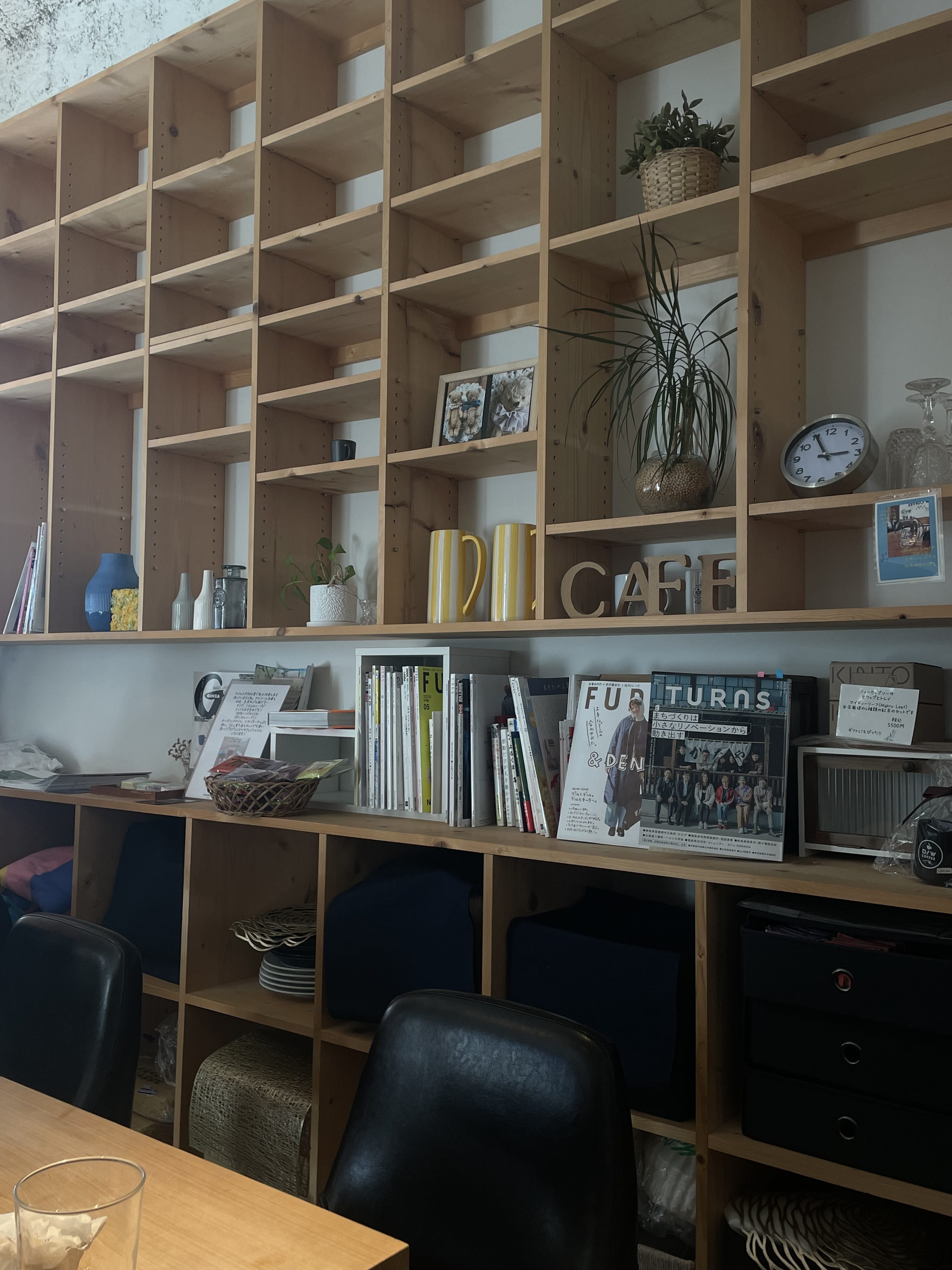 店内　大きな本棚