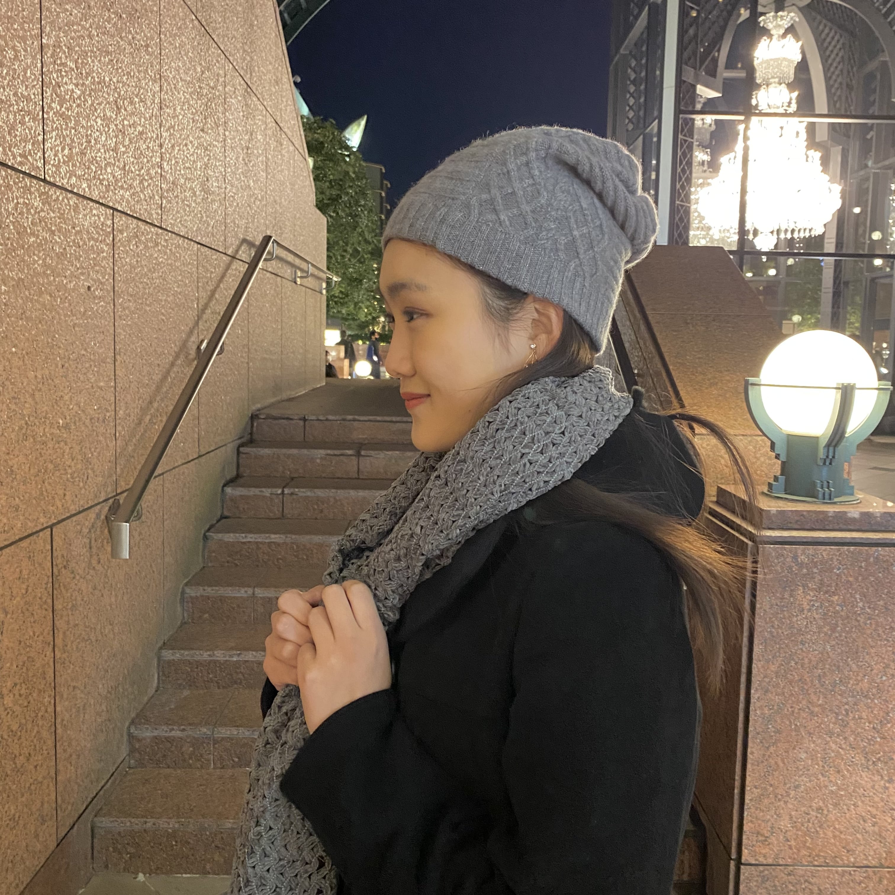 グレーの小物を使ったコーデ、ニット帽、冬コーデ