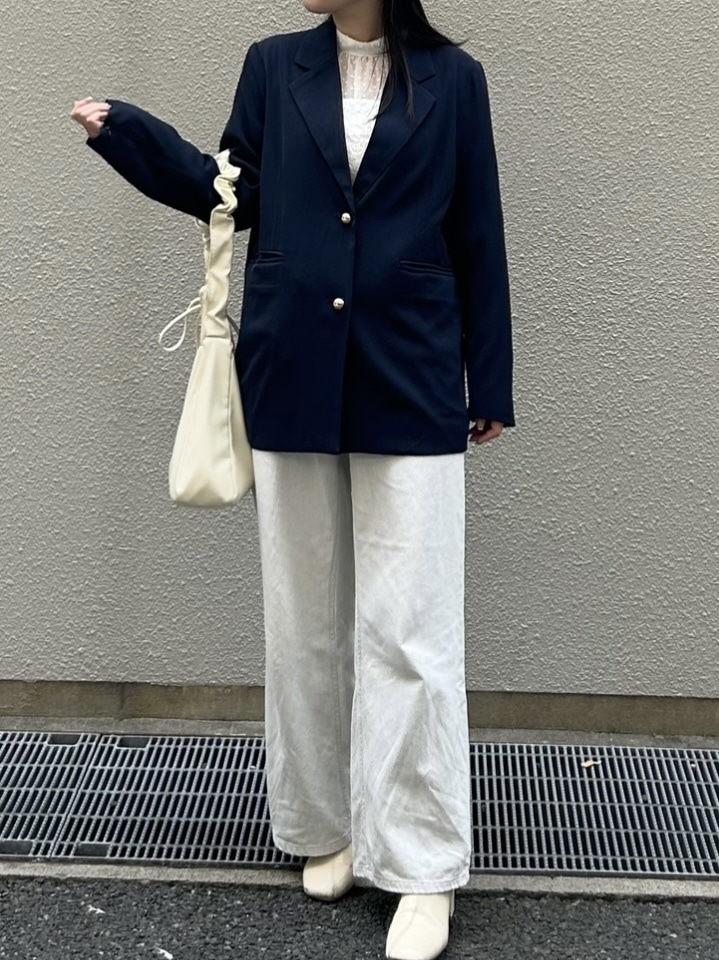 ネイビージャケット×ブラウス×デニムパンツのコーデ
