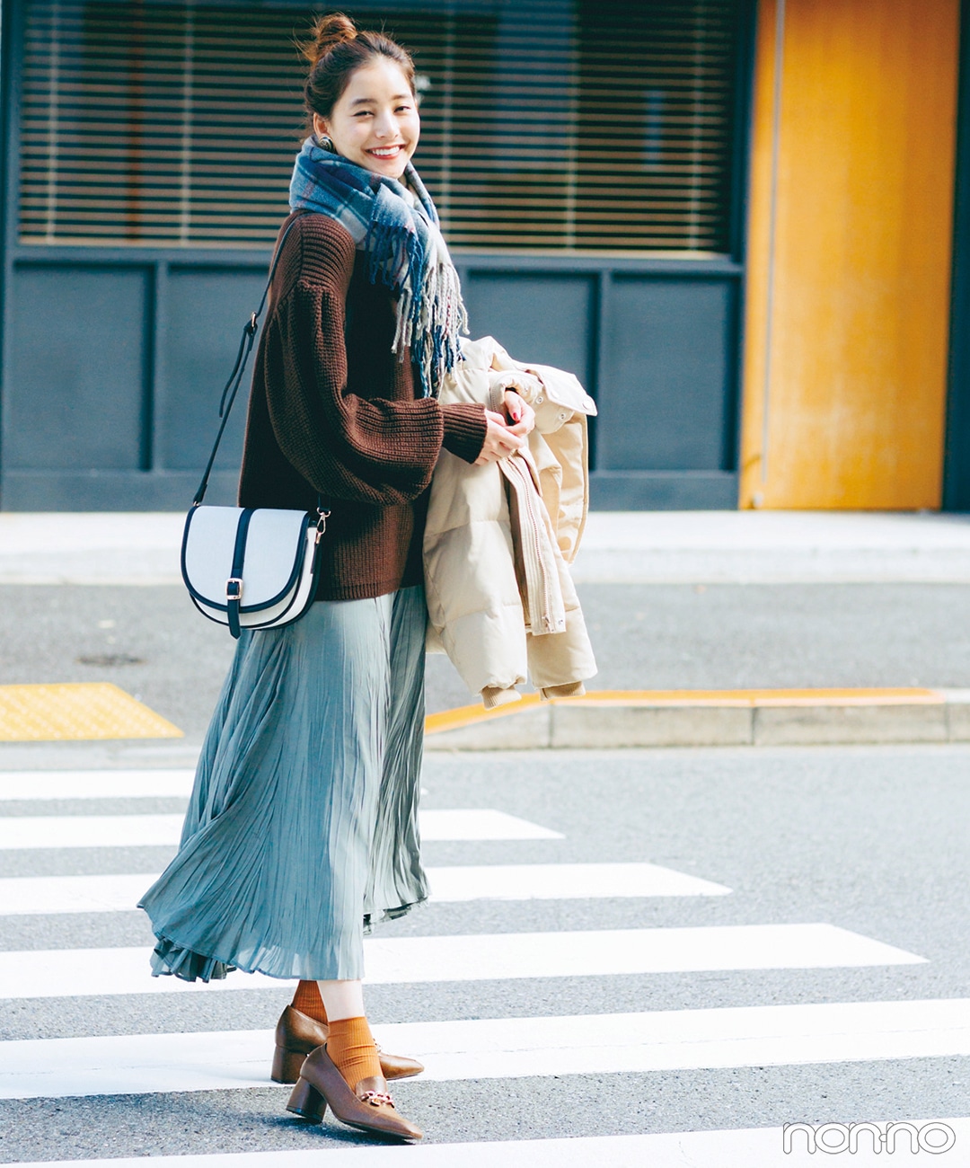 新木優子はニット&揺れスカートでラフさと甘さを絶妙ミックス【毎日コーデ】