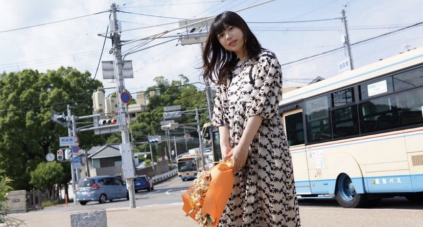 ドライフラワー、モノクロドレス、外で写真