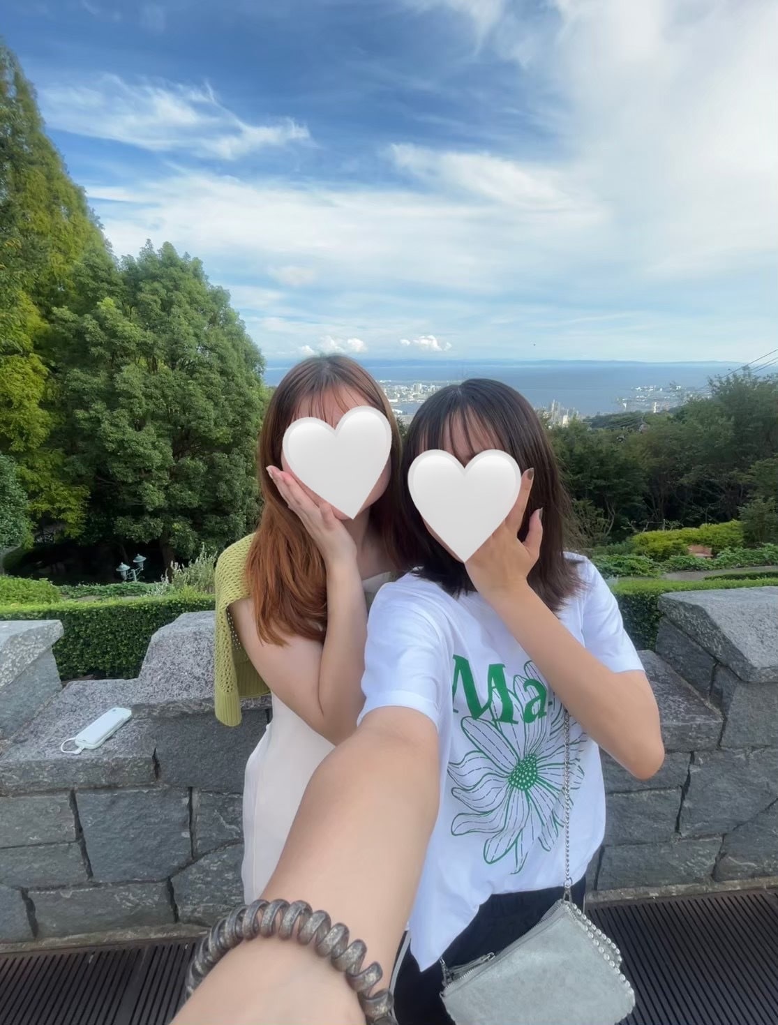 山頂で友人と撮ったツーショット写真。海が奥に見える。