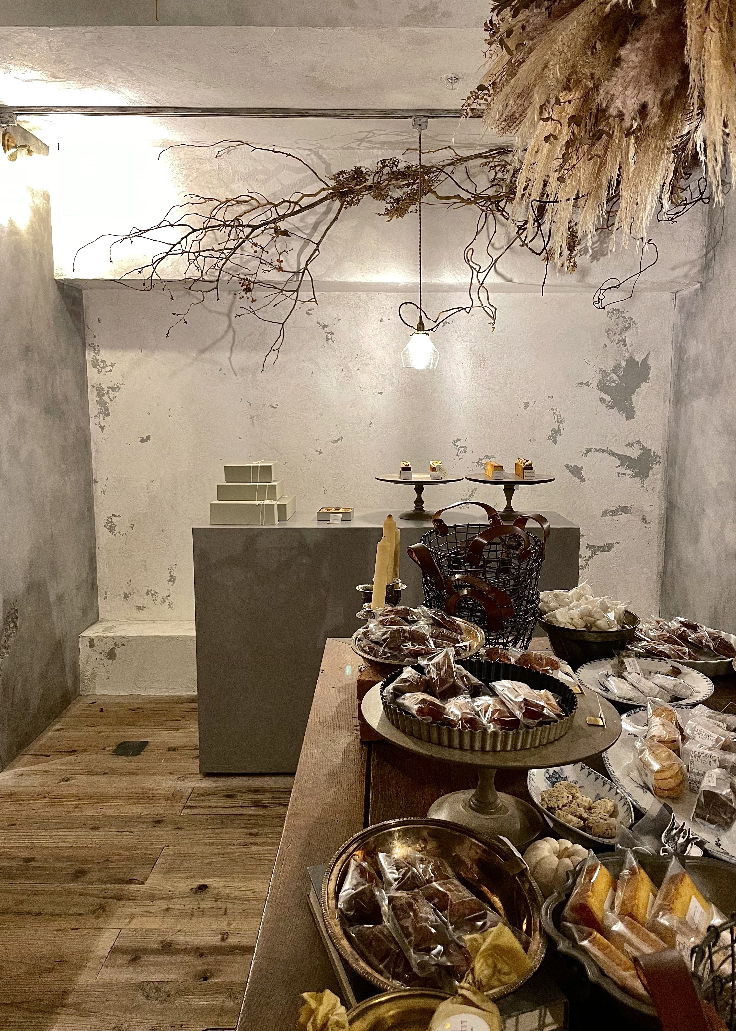 天井からかかっているドライフラワー