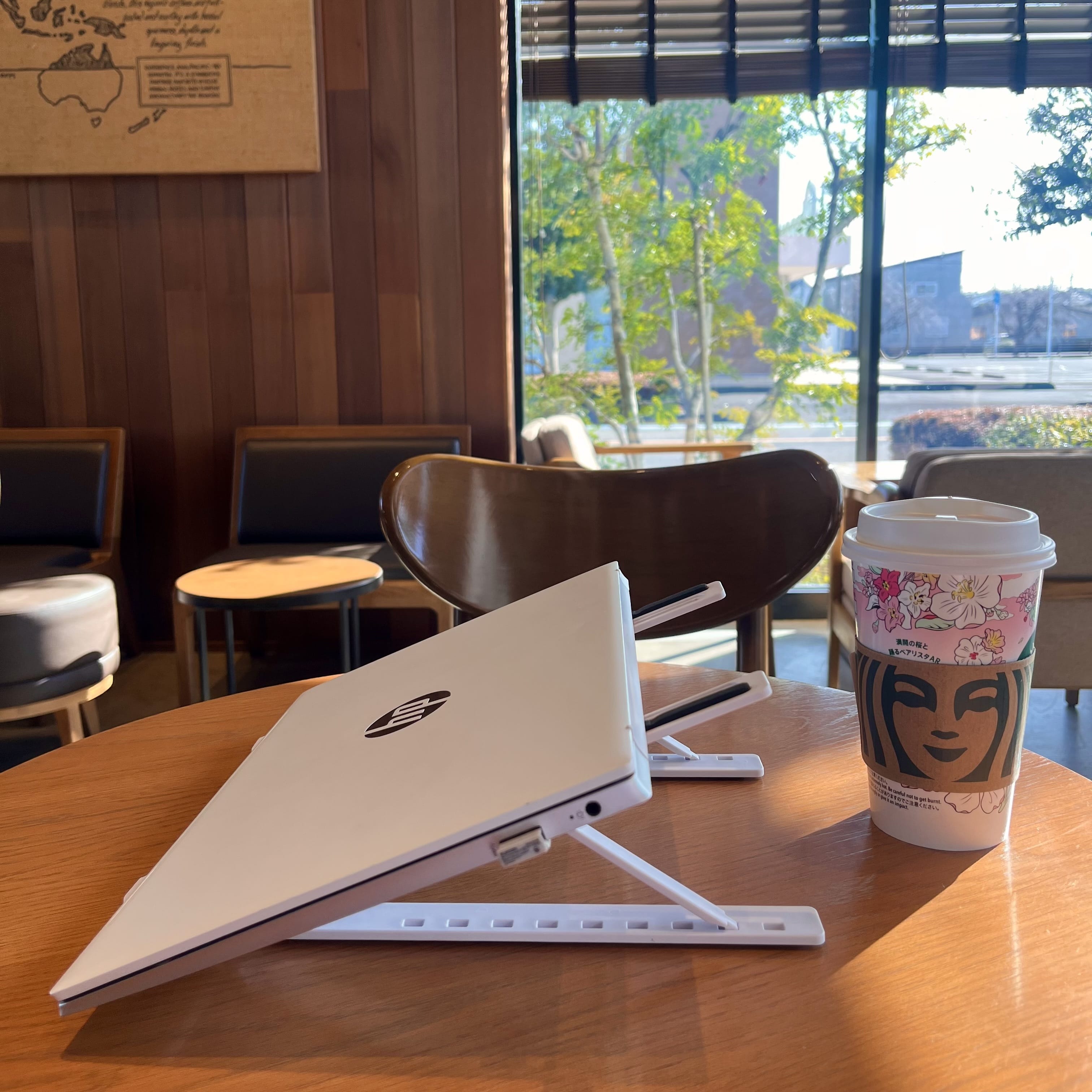 スリーコインズのPCスタンド（白）横向き