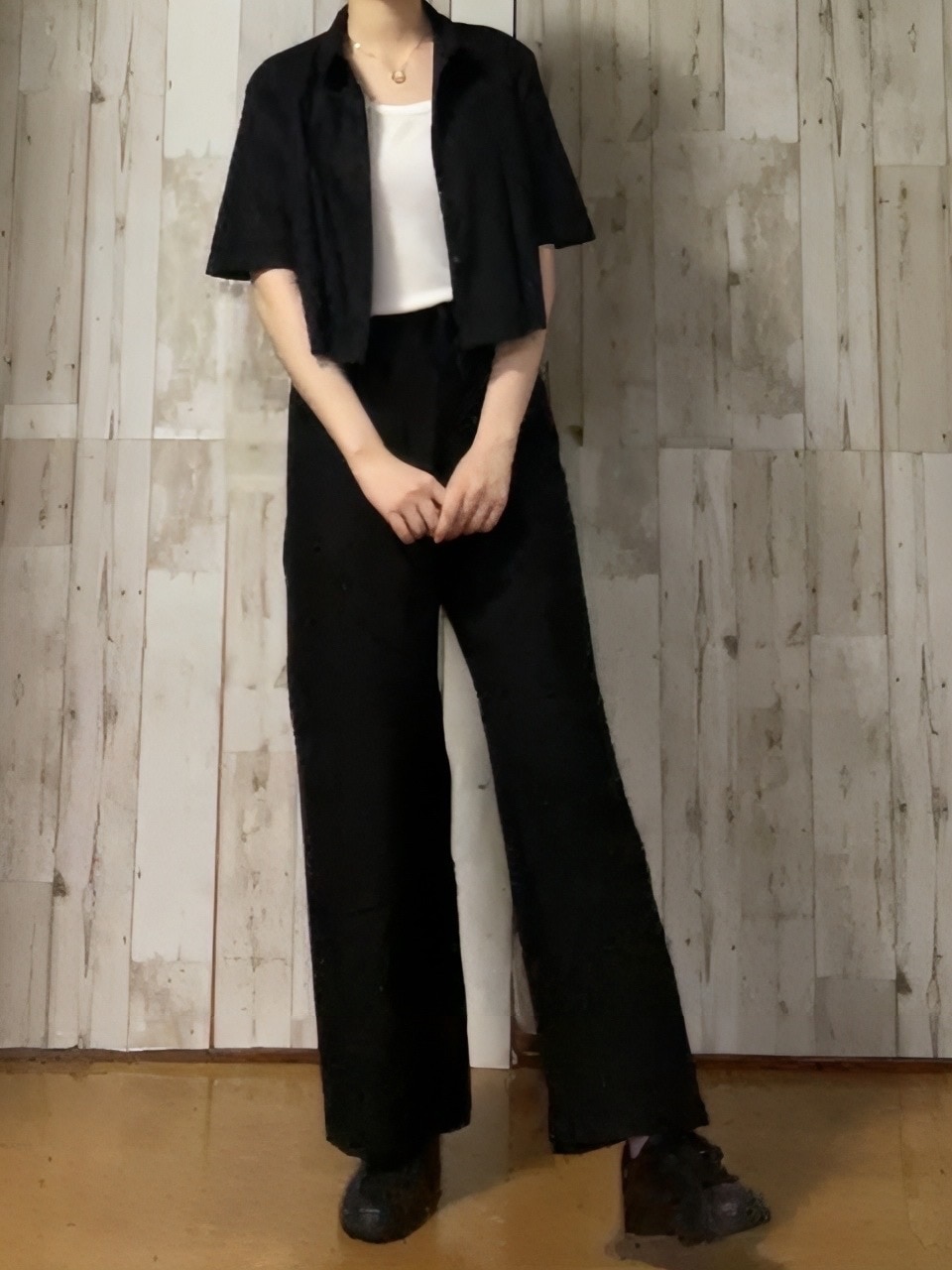 クロップドプリーツポプリンシャツ(ブラック)×ブラックパンツのコーデ