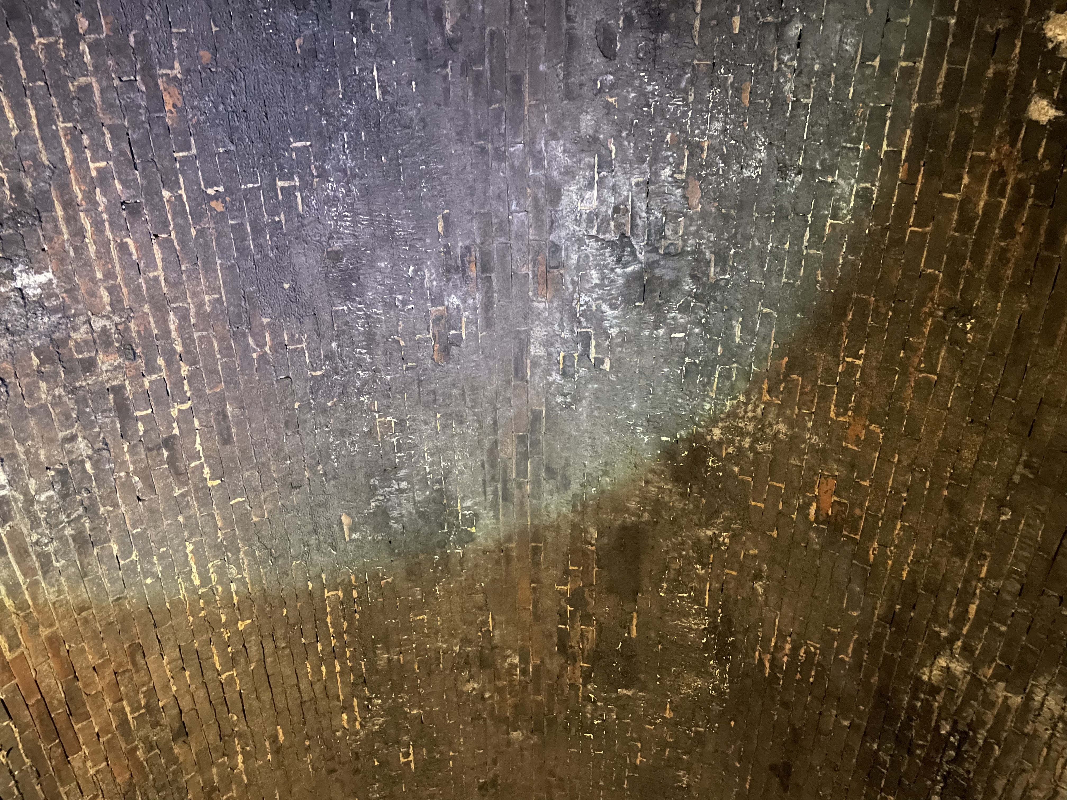 亀の瀬トンネル（亀瀬隧道） 内部 天井に残ったスス