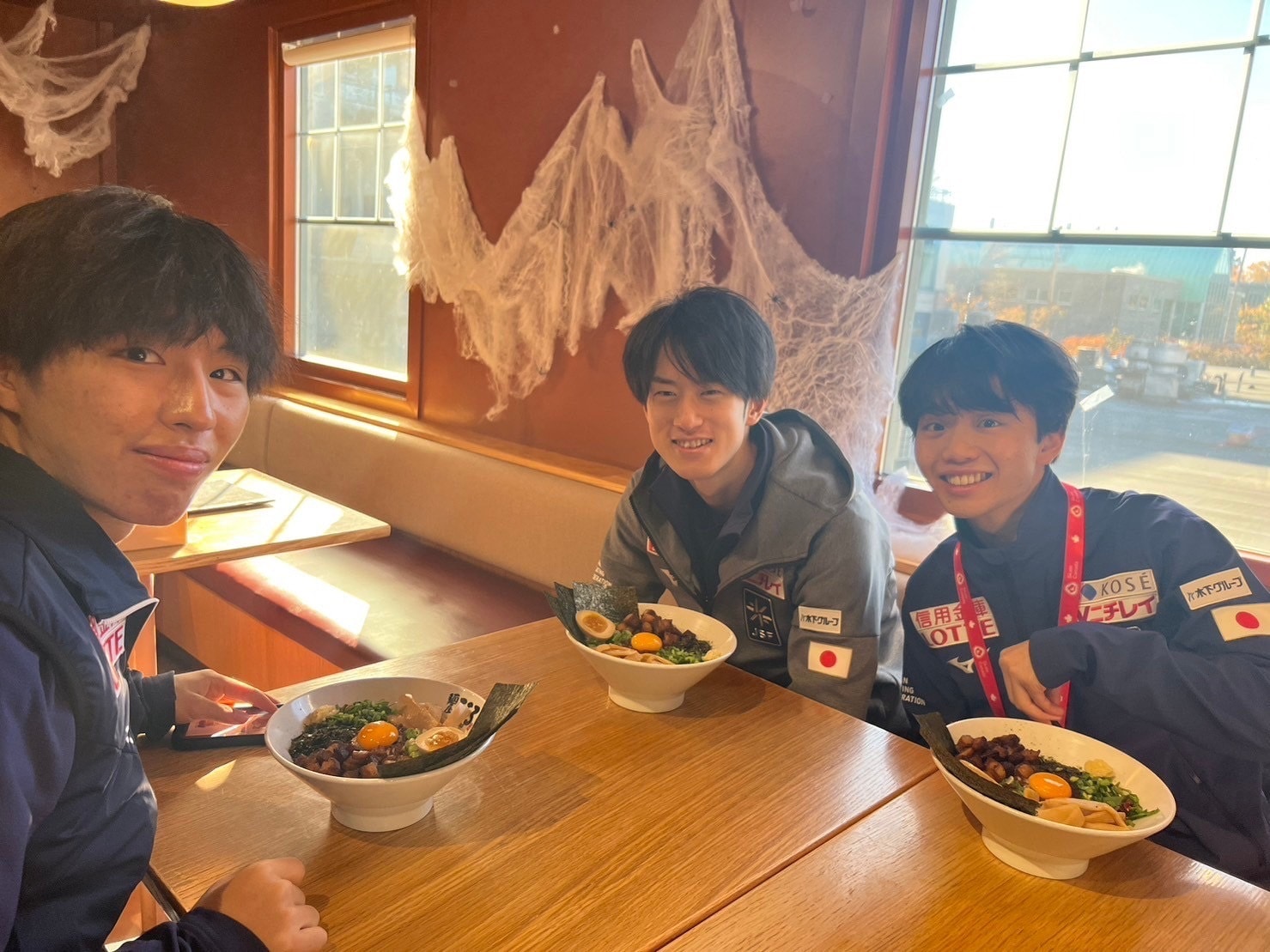 スケートカナダでまぜそばを食べる友野一希さん、山本草太さん、三浦佳生さん