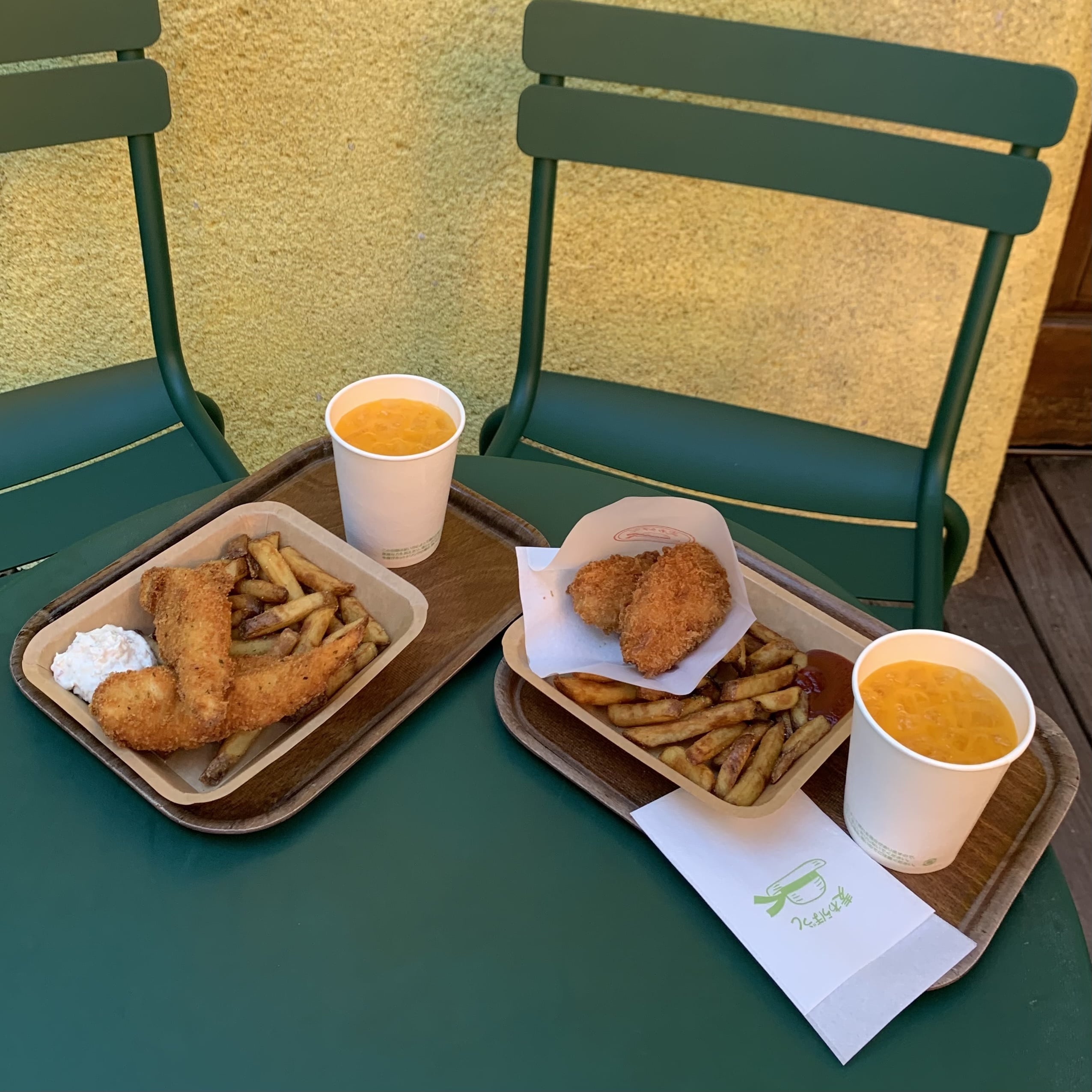 左）サクサクチキンフライのクリーミータルタル添え　右）海の香りのリゾットコロッケ