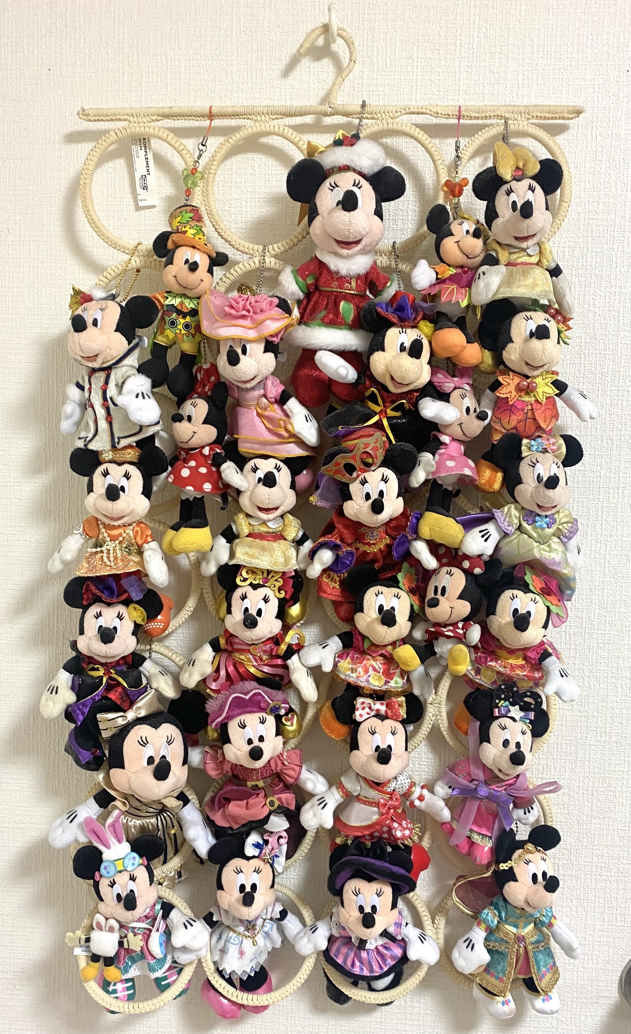 壁に吊り下げられる何人ものミニーちゃん