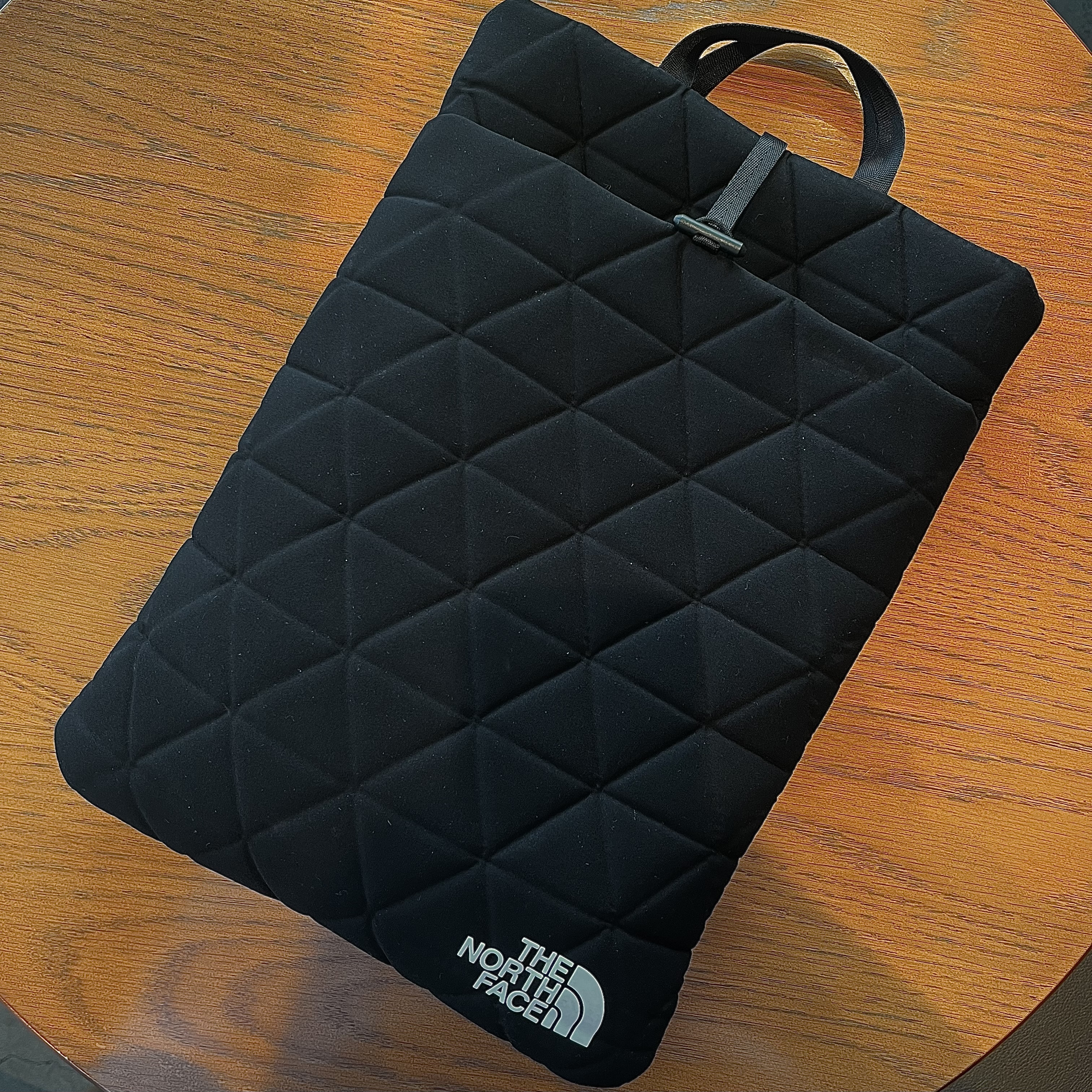 ＜THE NORTH FACE＞ジオフェイスピーシースリーブ15インチ ￥7,590(税込)