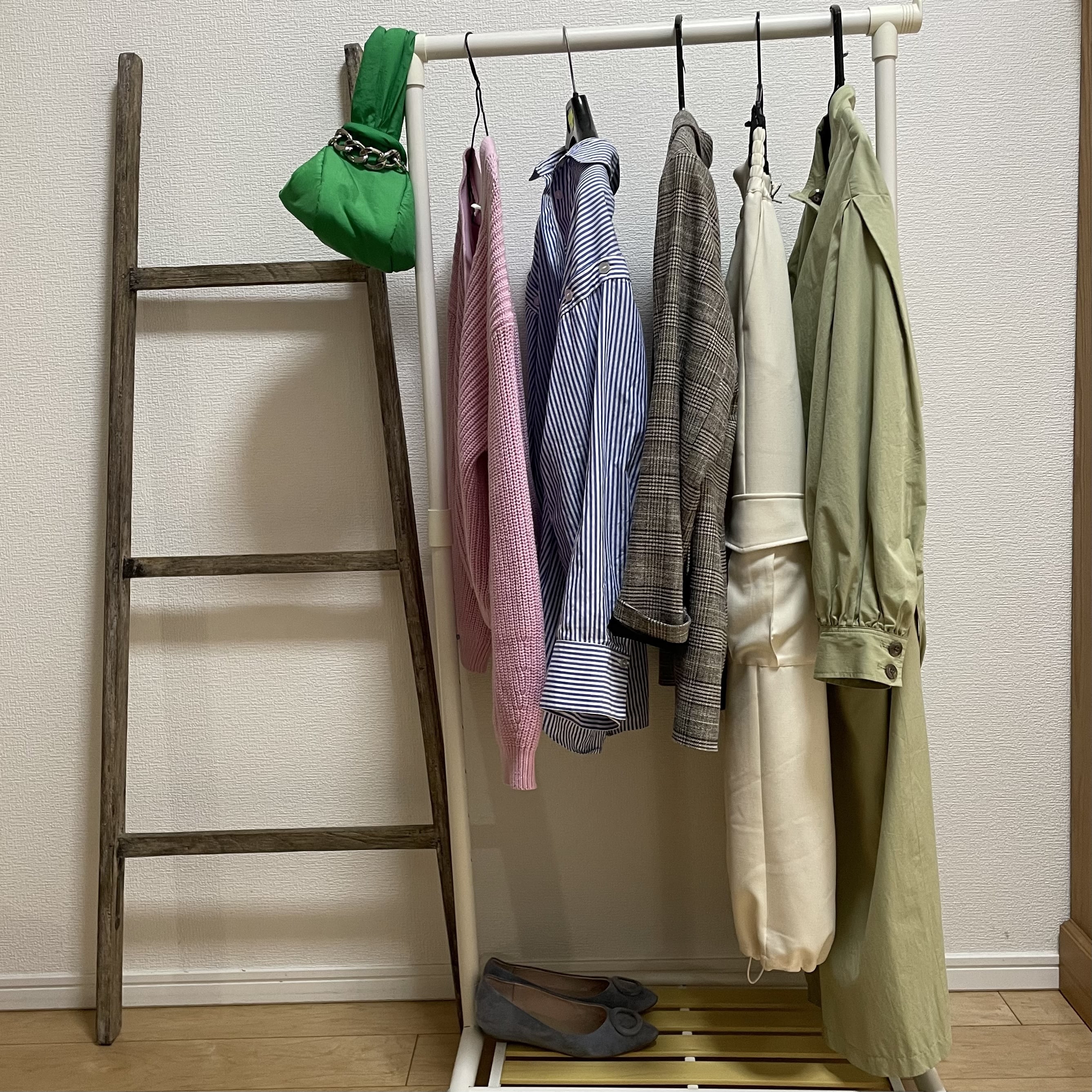 服インテリア　大学生の部屋　服収納